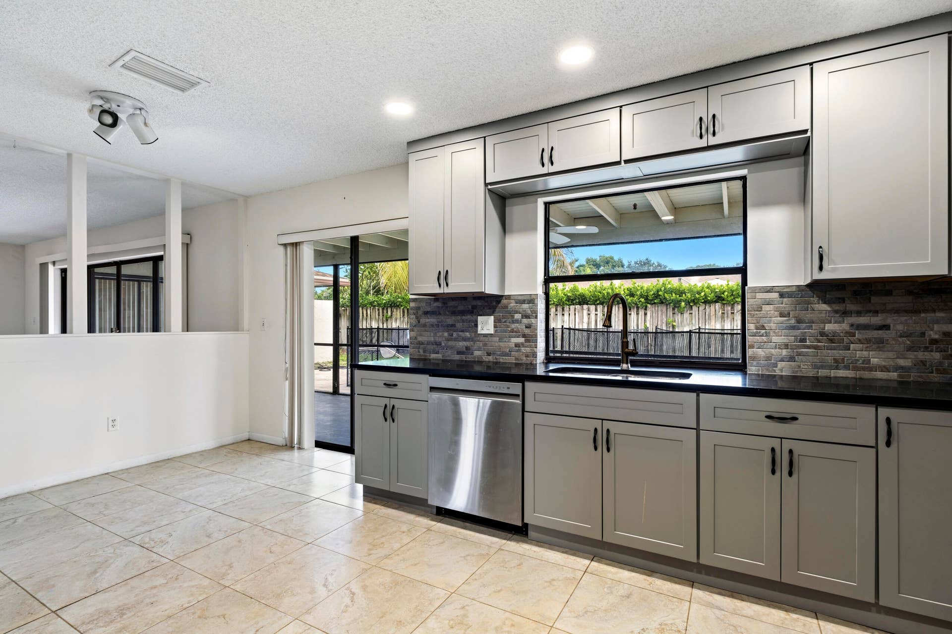 4937 Willow Drive, Boca Raton, FL 33487 Newer Grainite Kitchen
