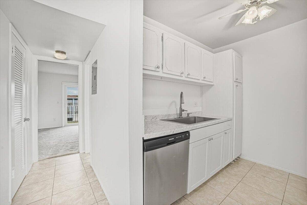 131 Doolen Court, #306, North Palm Beach, FL 33408 Kitchen & Hallway