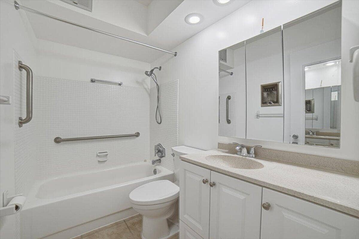 131 Doolen Court, #306, North Palm Beach, FL 33408 Bathroom