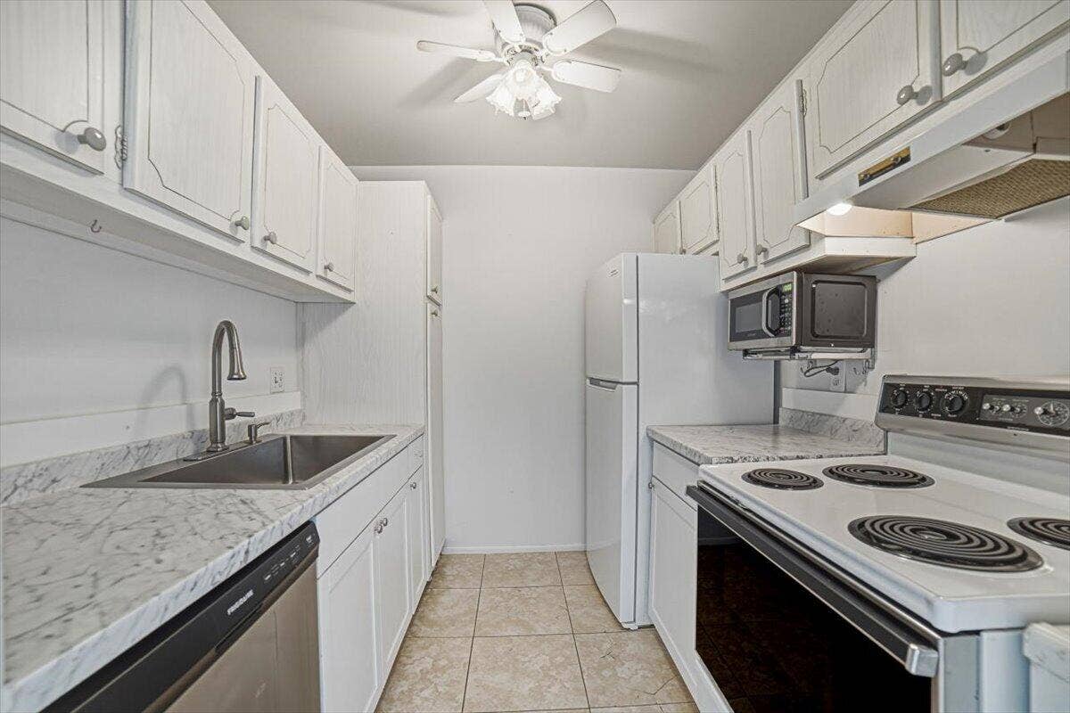 131 Doolen Court, #306, North Palm Beach, FL 33408 Kitchen