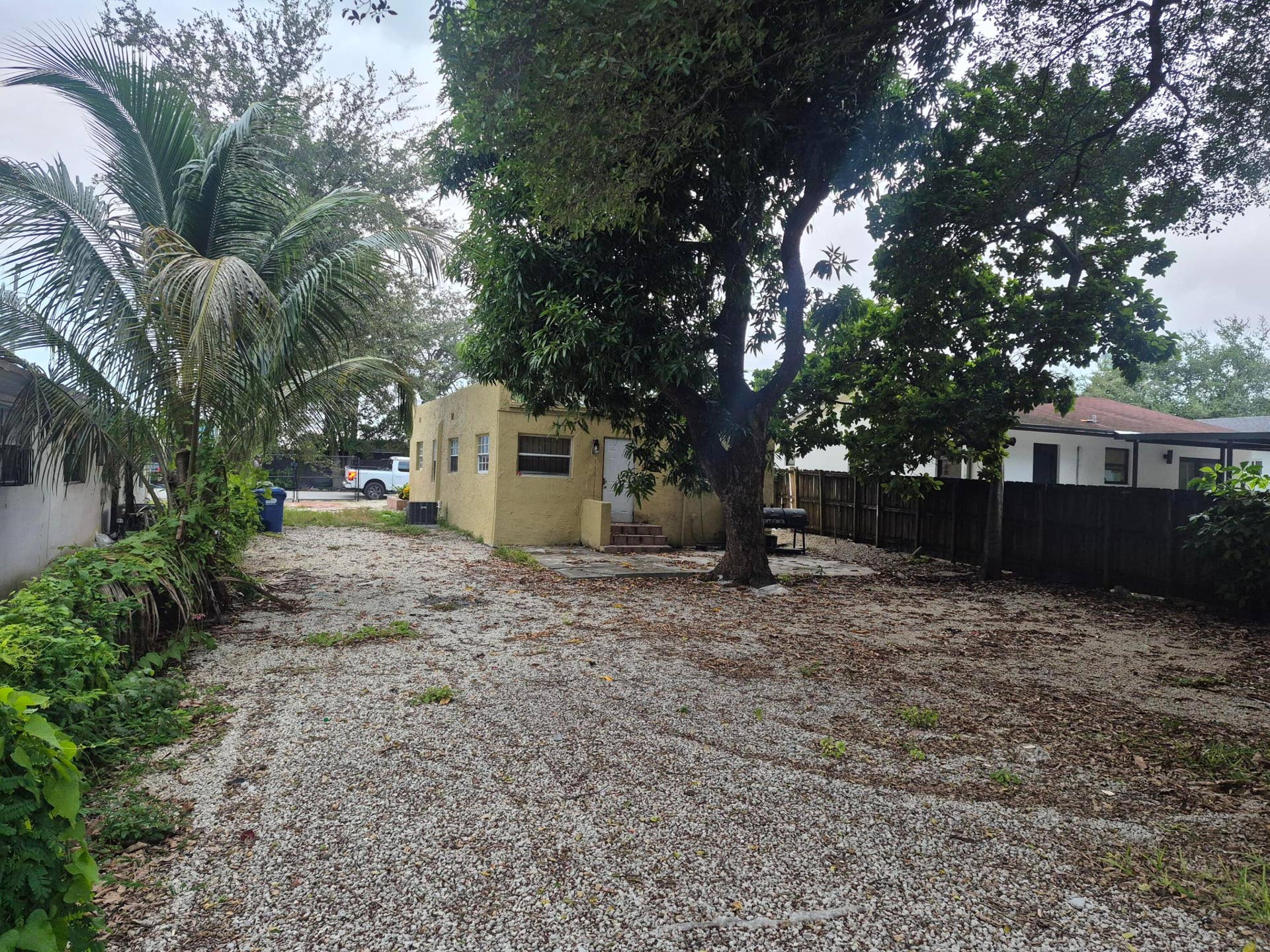 4415 nw 24 ave back yard