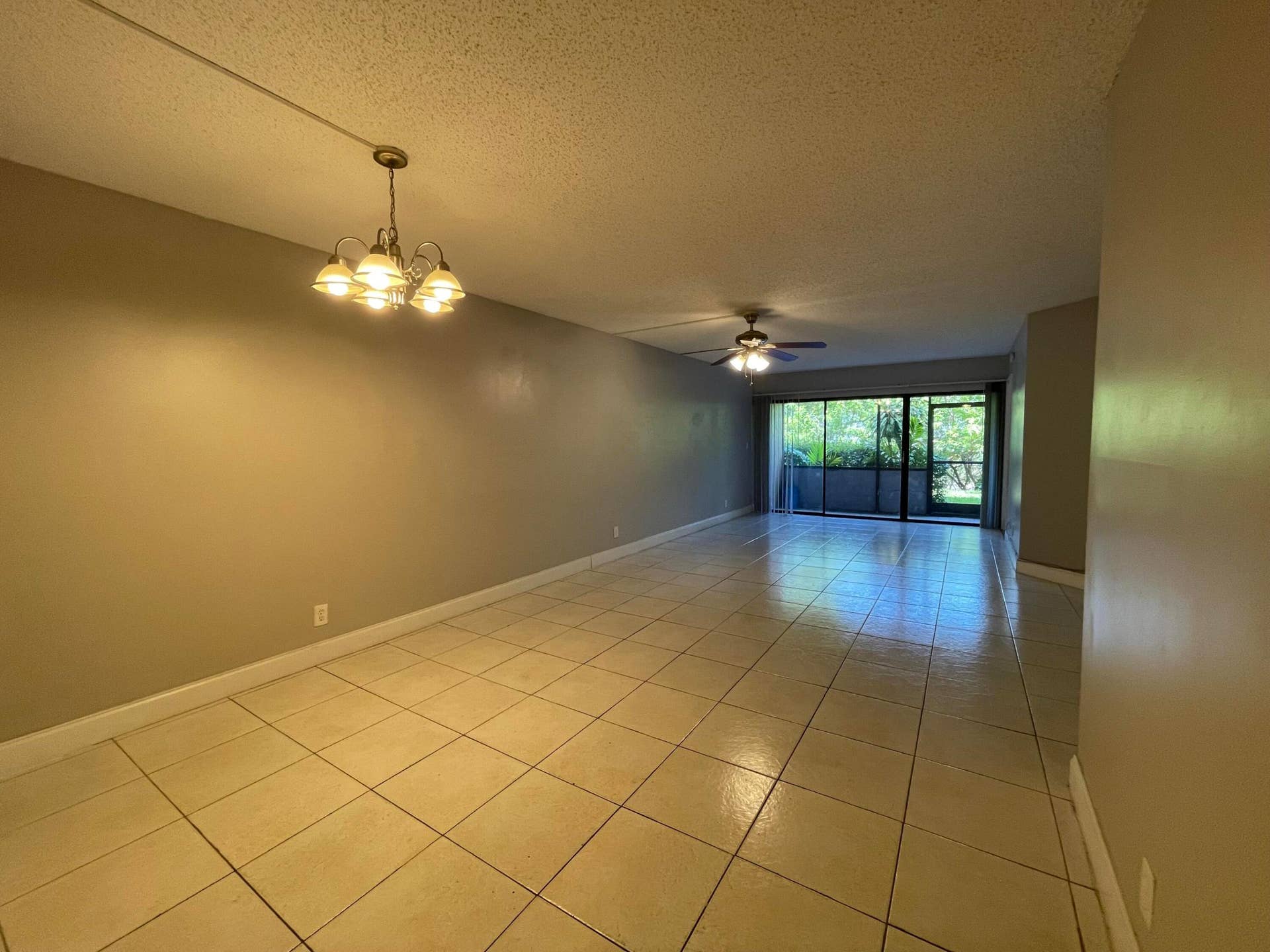 2967 RIVERSIDE Drive, #109, Coral Springs, FL 33065 living/dinning area
