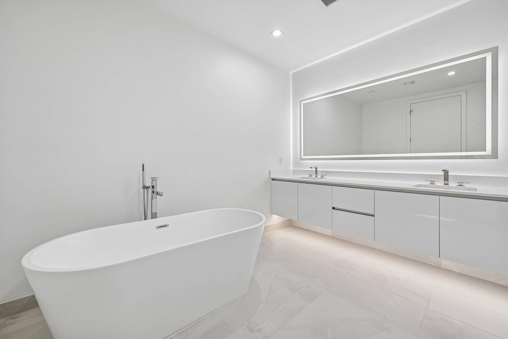 220 LAKE SHORE Drive, #1913, West Palm Beach, FL 33403 Primary Bathroom
