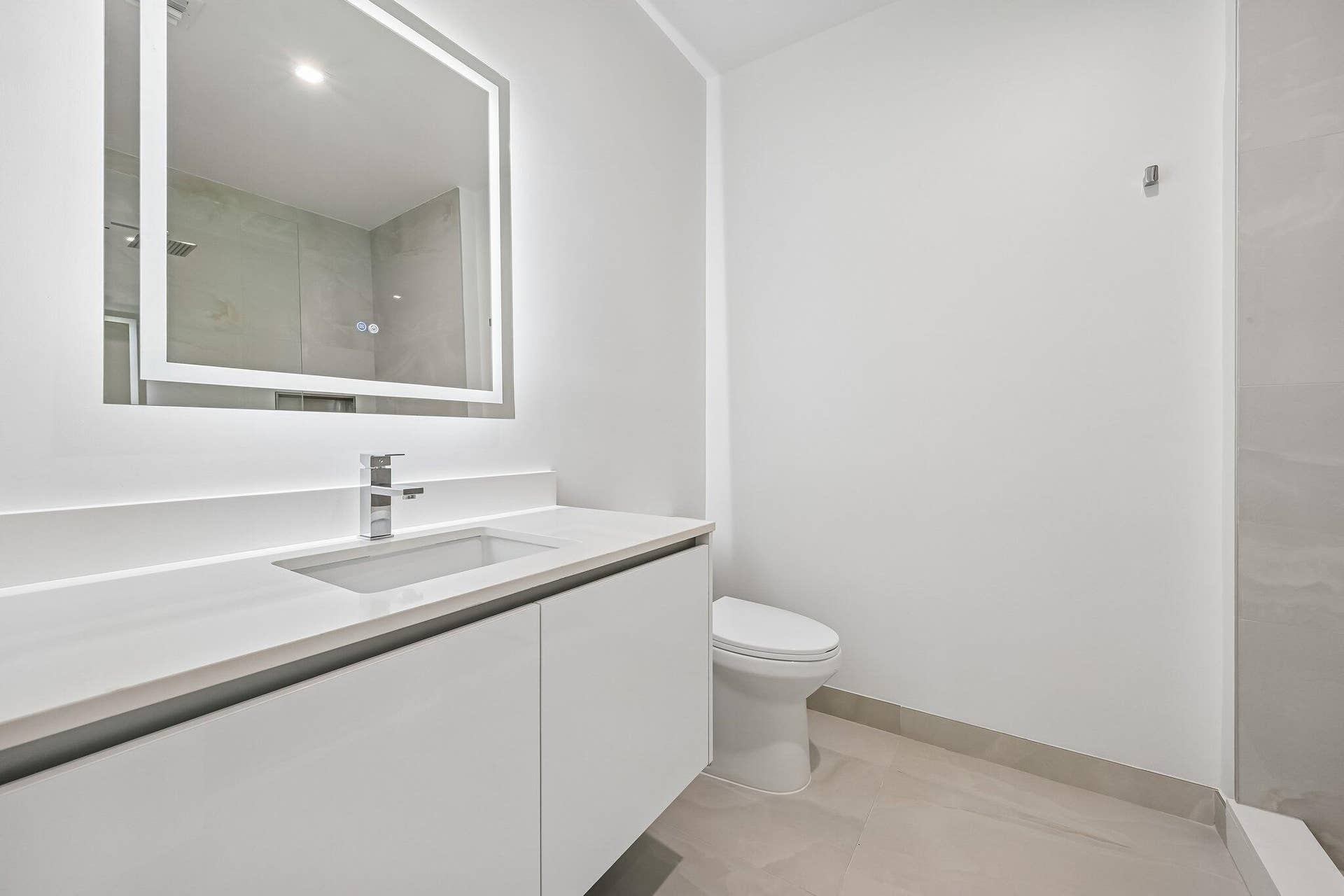 220 LAKE SHORE Drive, #1913, West Palm Beach, FL 33403 Bathroom