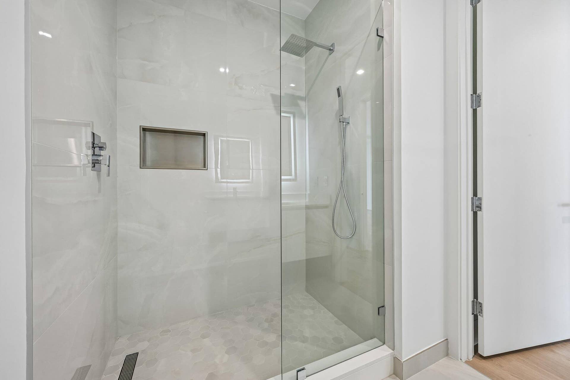 220 LAKE SHORE Drive, #1913, West Palm Beach, FL 33403 Bathroom