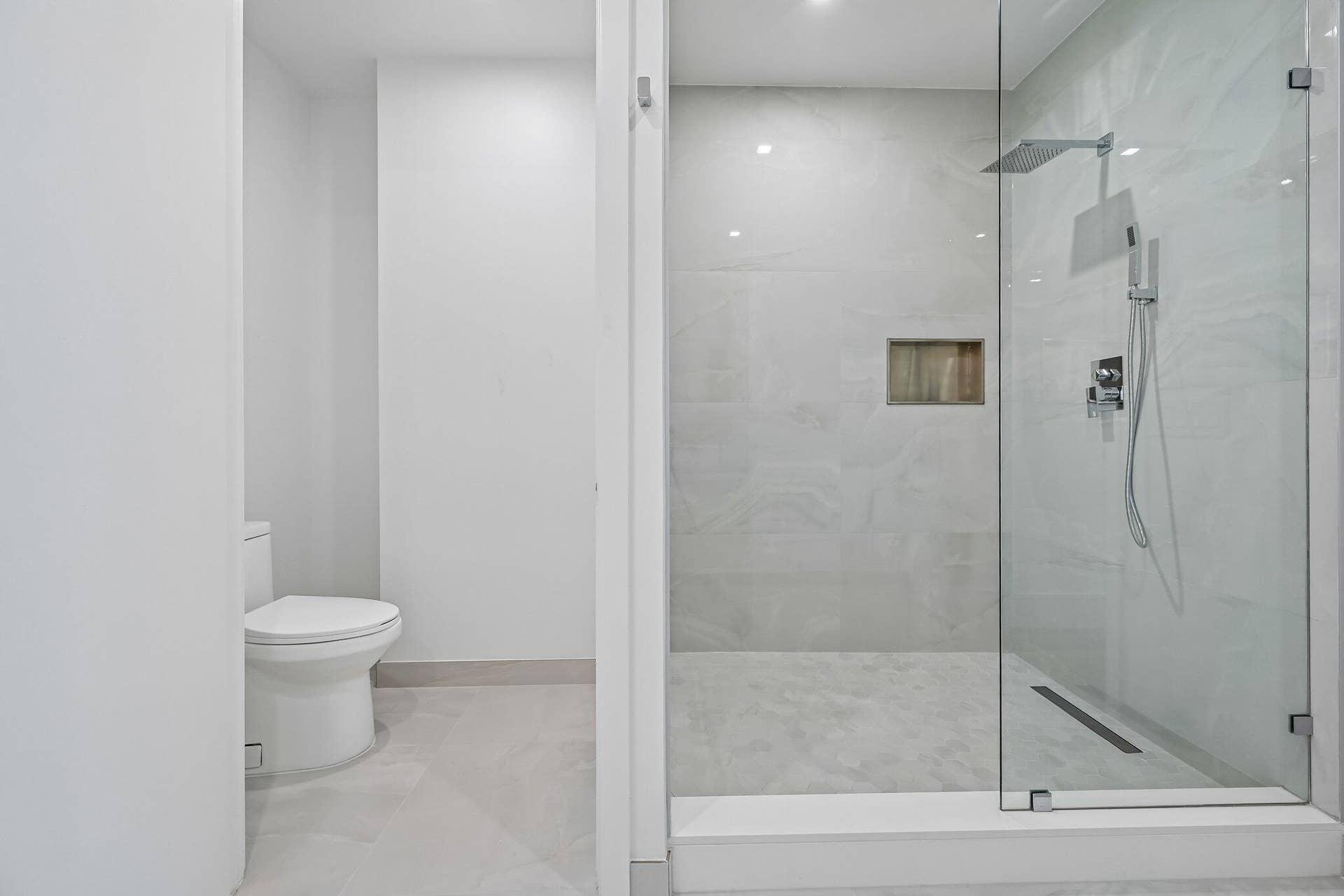 220 LAKE SHORE Drive, #1913, West Palm Beach, FL 33403 Primary Bathroom
