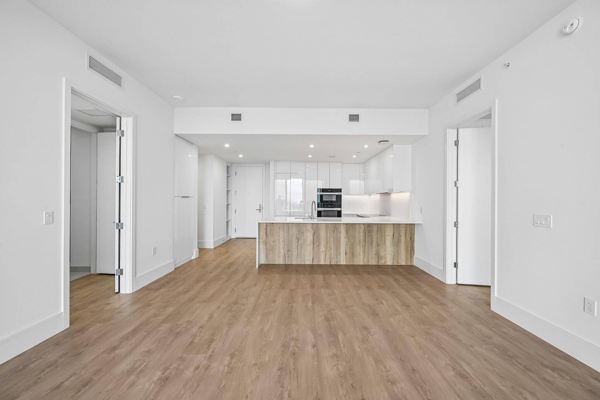 220 LAKE SHORE Drive, #1913, West Palm Beach, FL 33403 Living Room