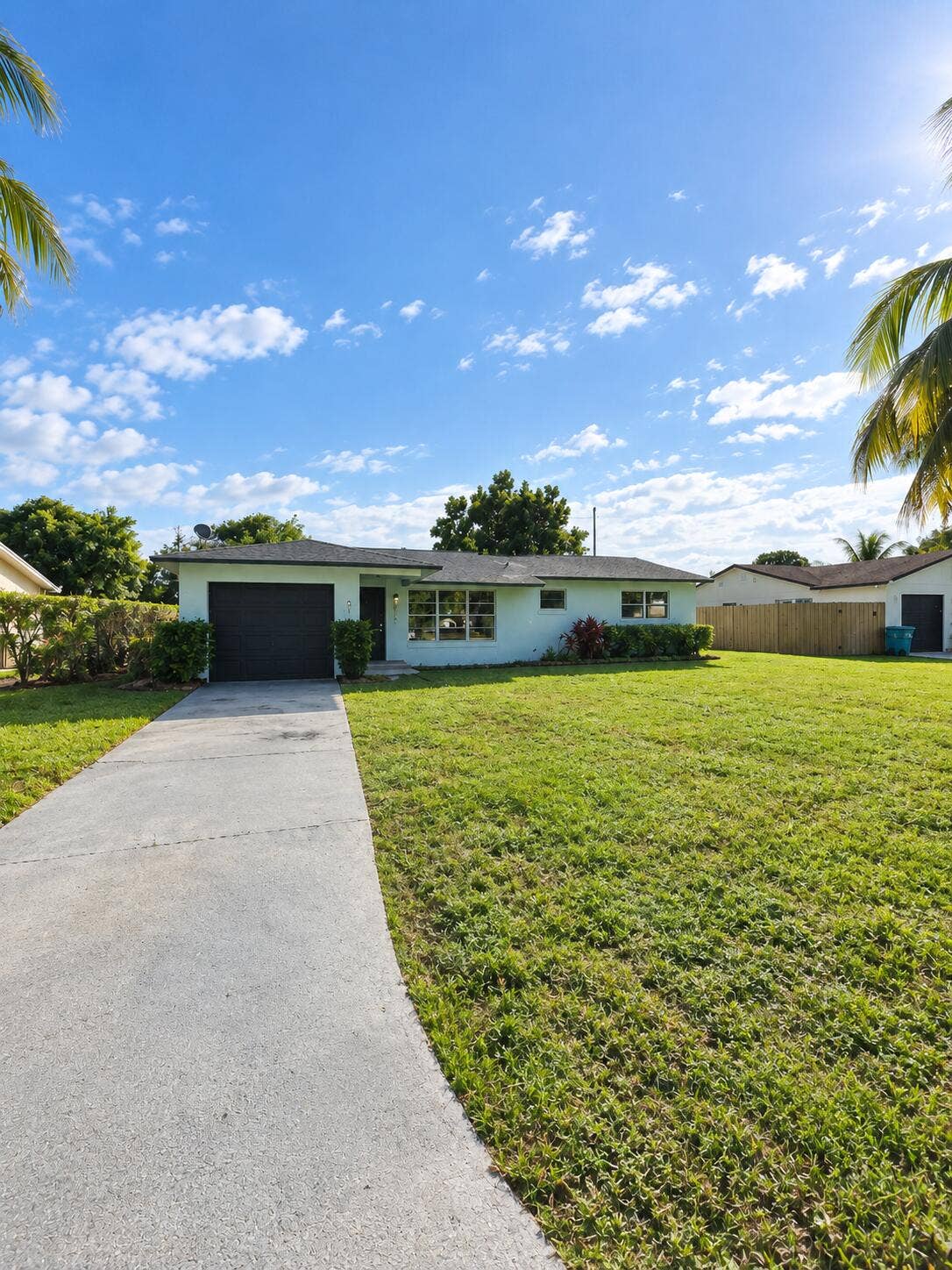 3070 SE 1st Place, Boynton Beach, FL 33435 Sunny Suburban Ranch Home Yard