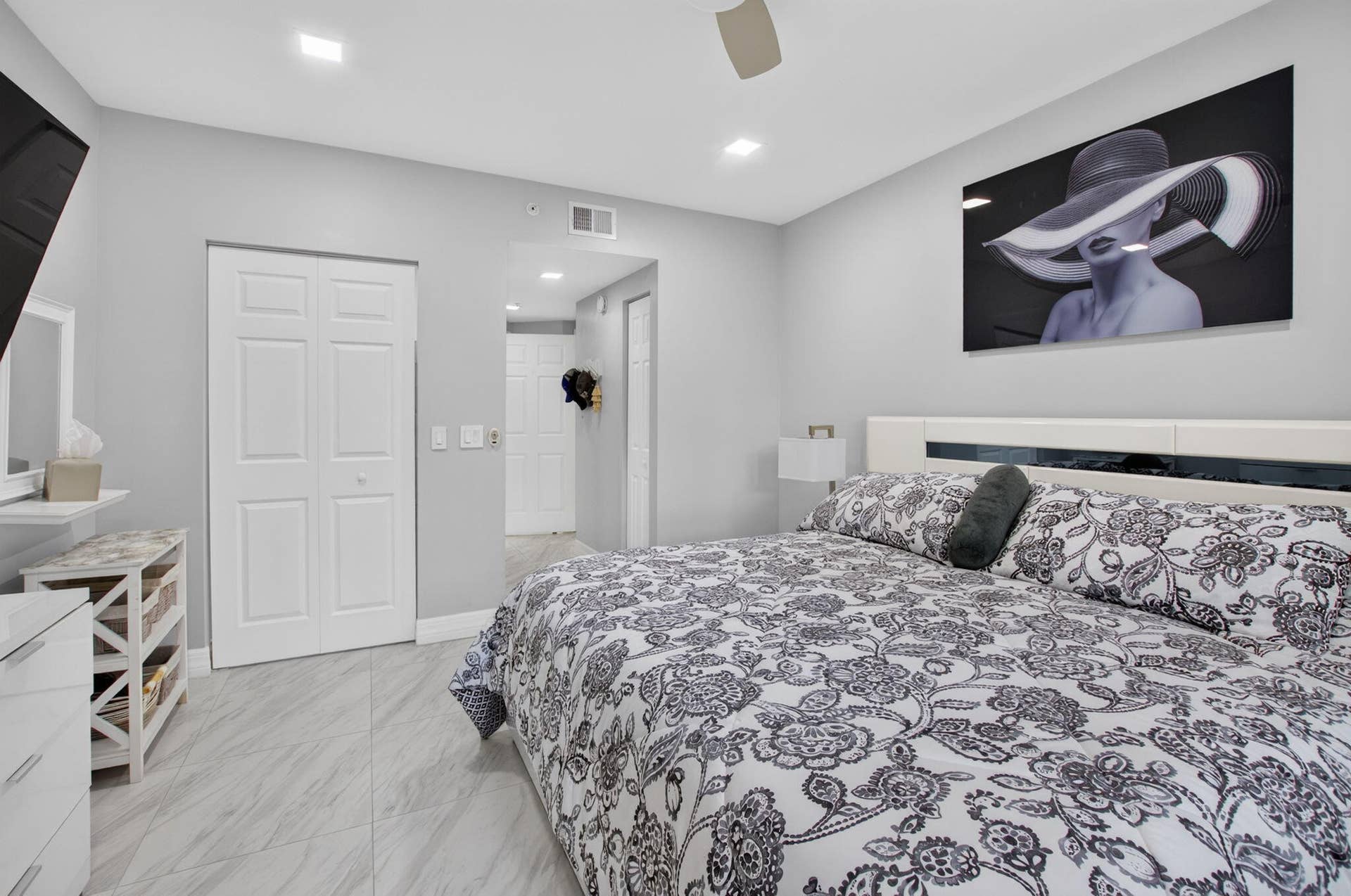 2109 TUSCANY Way, #109, Boynton Beach, FL 33435 Modern Furnishings included with an adjustable bed