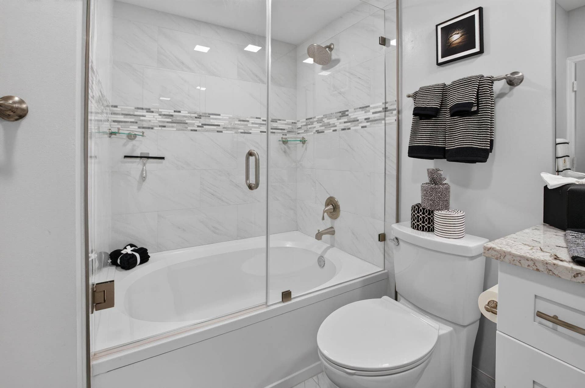 2109 TUSCANY Way, #109, Boynton Beach, FL 33435 Stylish Bath tub with Glass Shower Doors