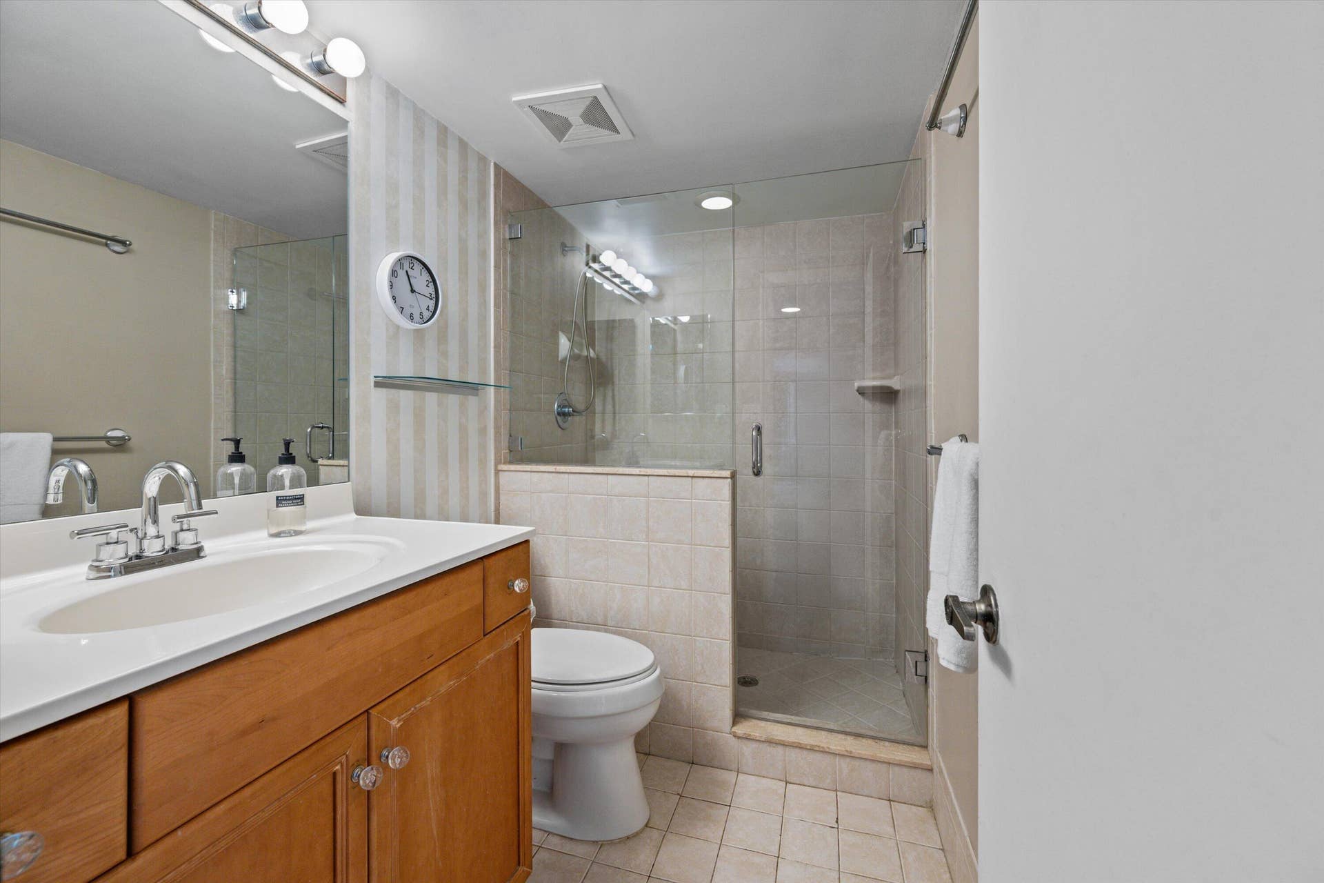 611 SE 7TH Street, #PH-5, Delray Beach, FL 33483 Guest Bath
