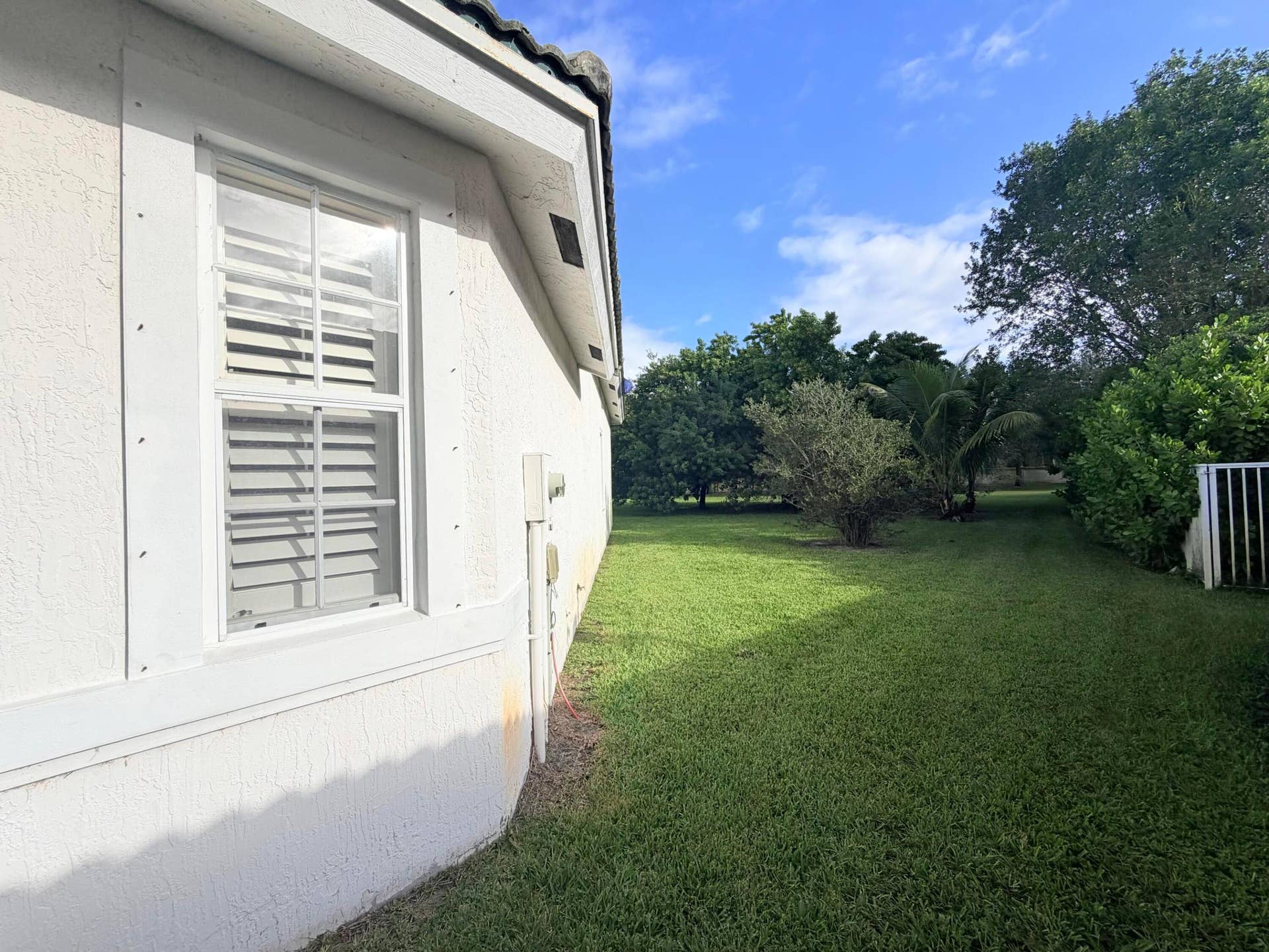 11779 OSPREY POINT Circle, Wellington, FL 33449 side yard
