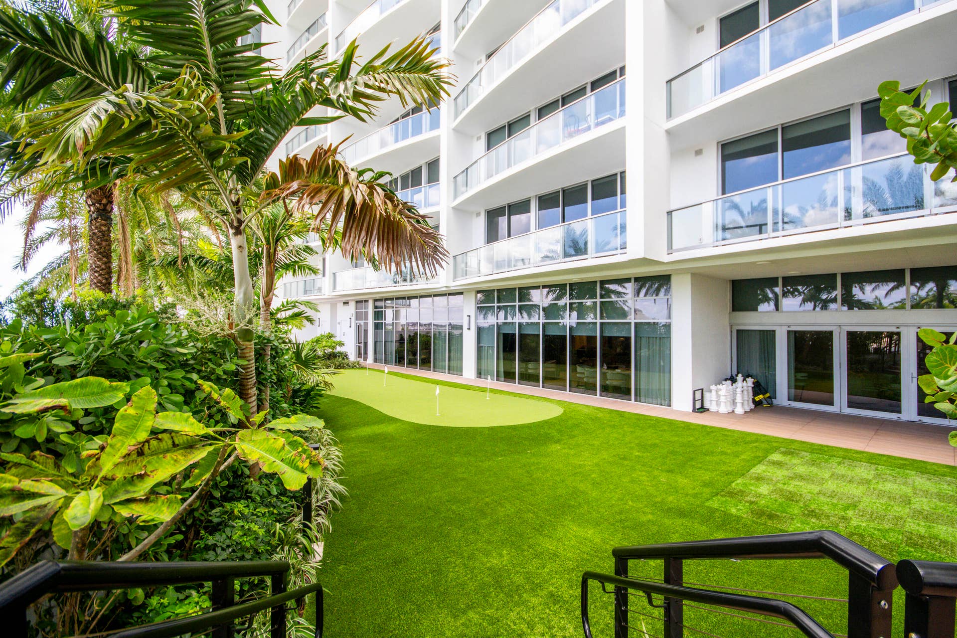 220 Lake Shore Drive, #813, West Palm Beach, FL 33403 Putting Green