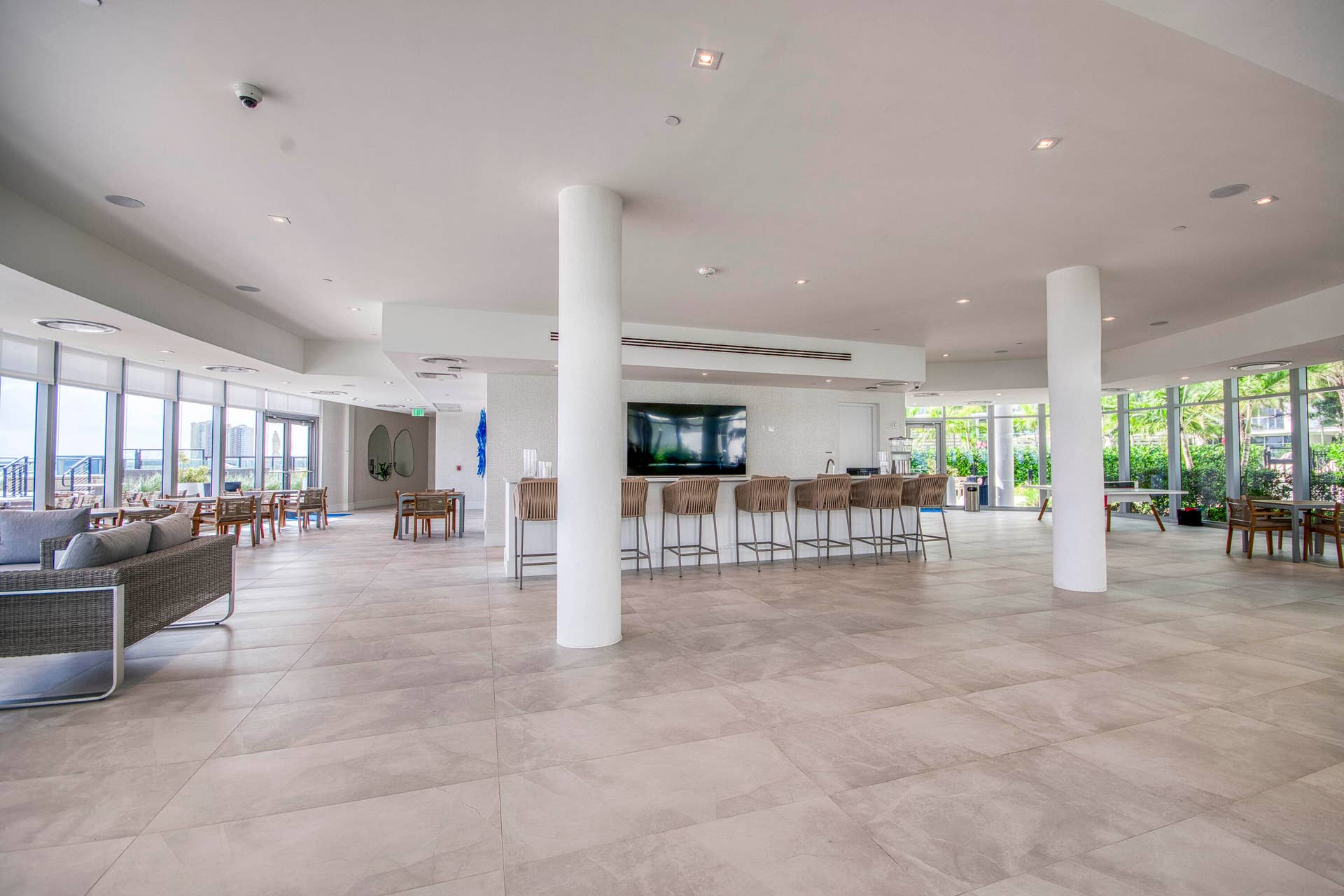 220 Lake Shore Drive, #813, West Palm Beach, FL 33403 Tropical Bar Pavilion