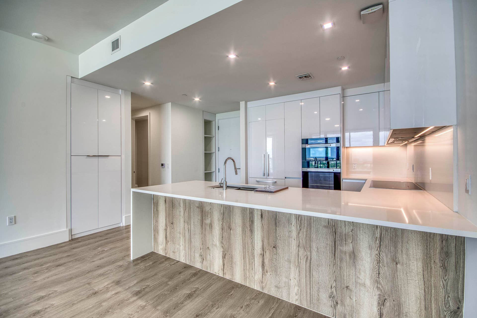 220 Lake Shore Drive, #813, West Palm Beach, FL 33403 Kitchen