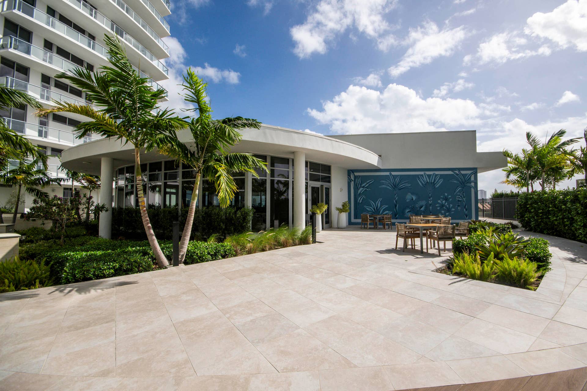220 Lake Shore Drive, #813, West Palm Beach, FL 33403 Tropical Bar Pavilion