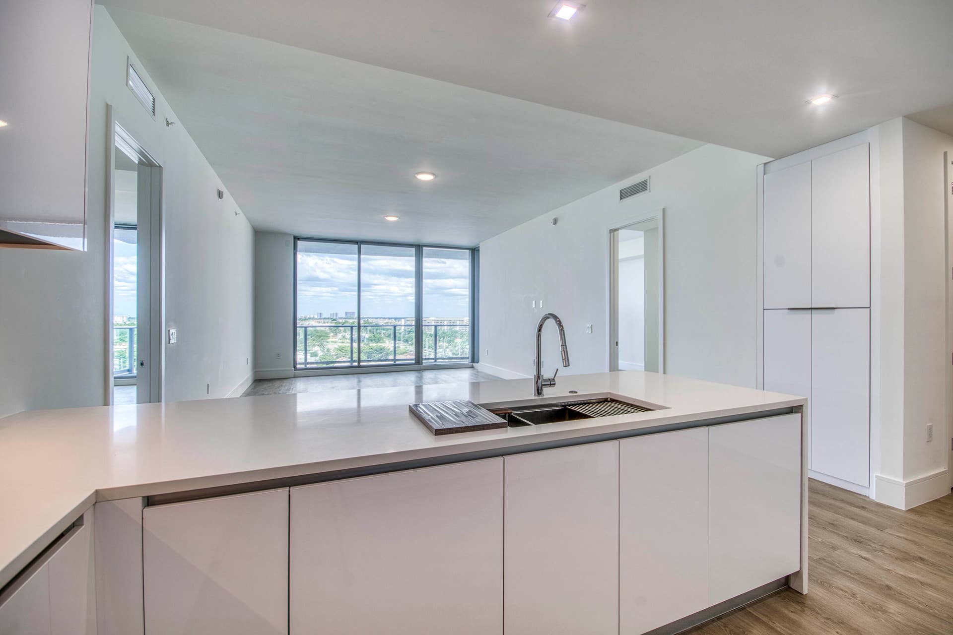 220 Lake Shore Drive, #813, West Palm Beach, FL 33403 Kitchen