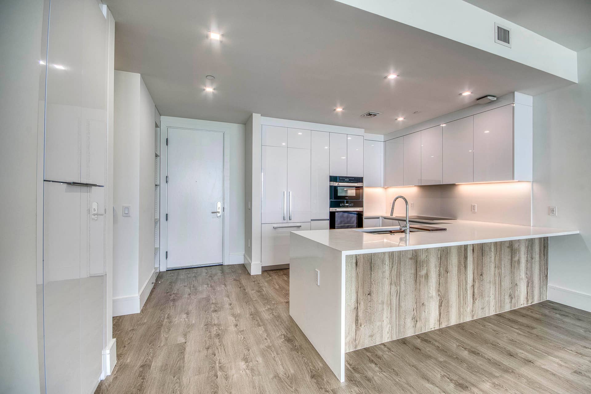220 Lake Shore Drive, #813, West Palm Beach, FL 33403 Kitchen