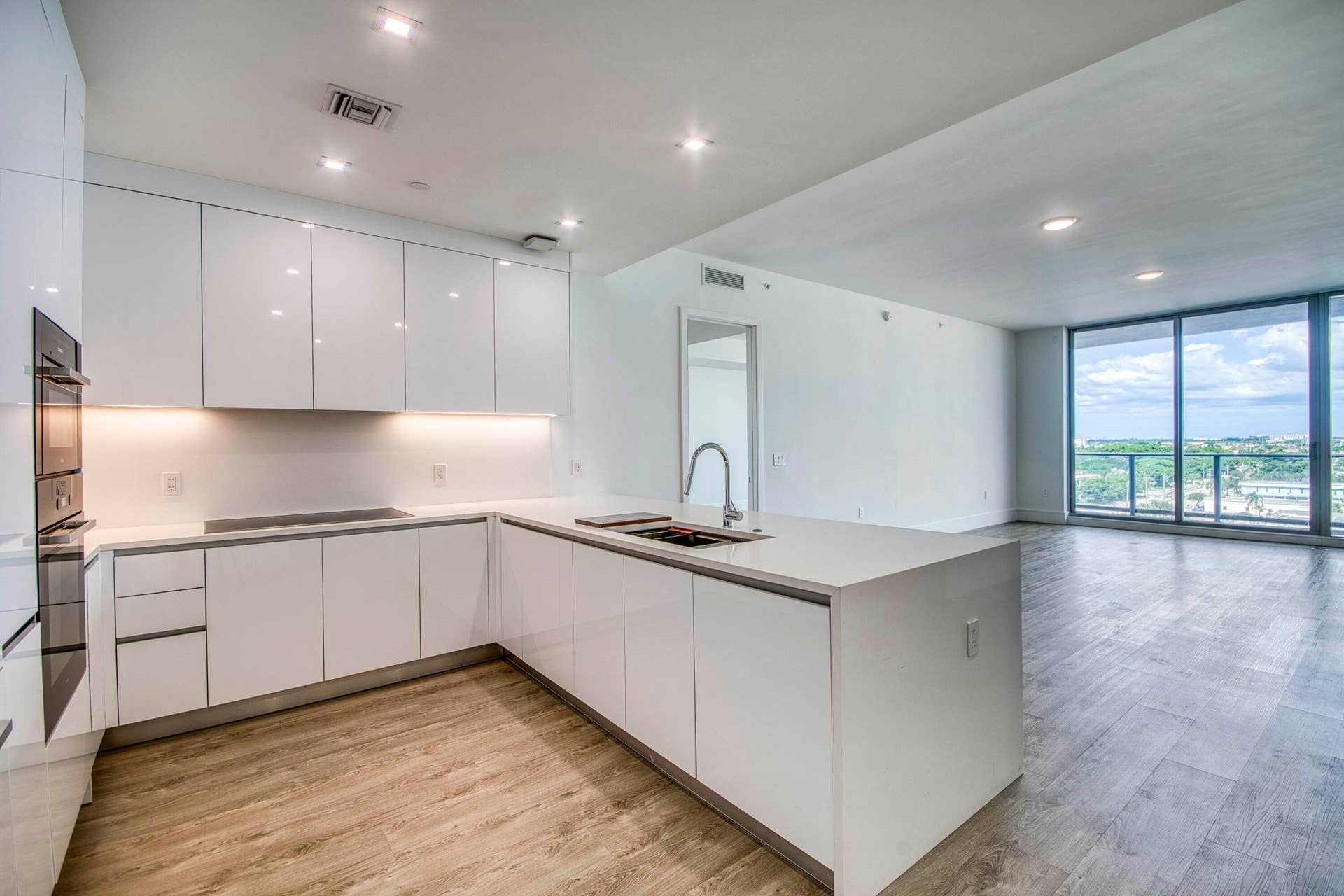 220 Lake Shore Drive, #813, West Palm Beach, FL 33403 Kitchen