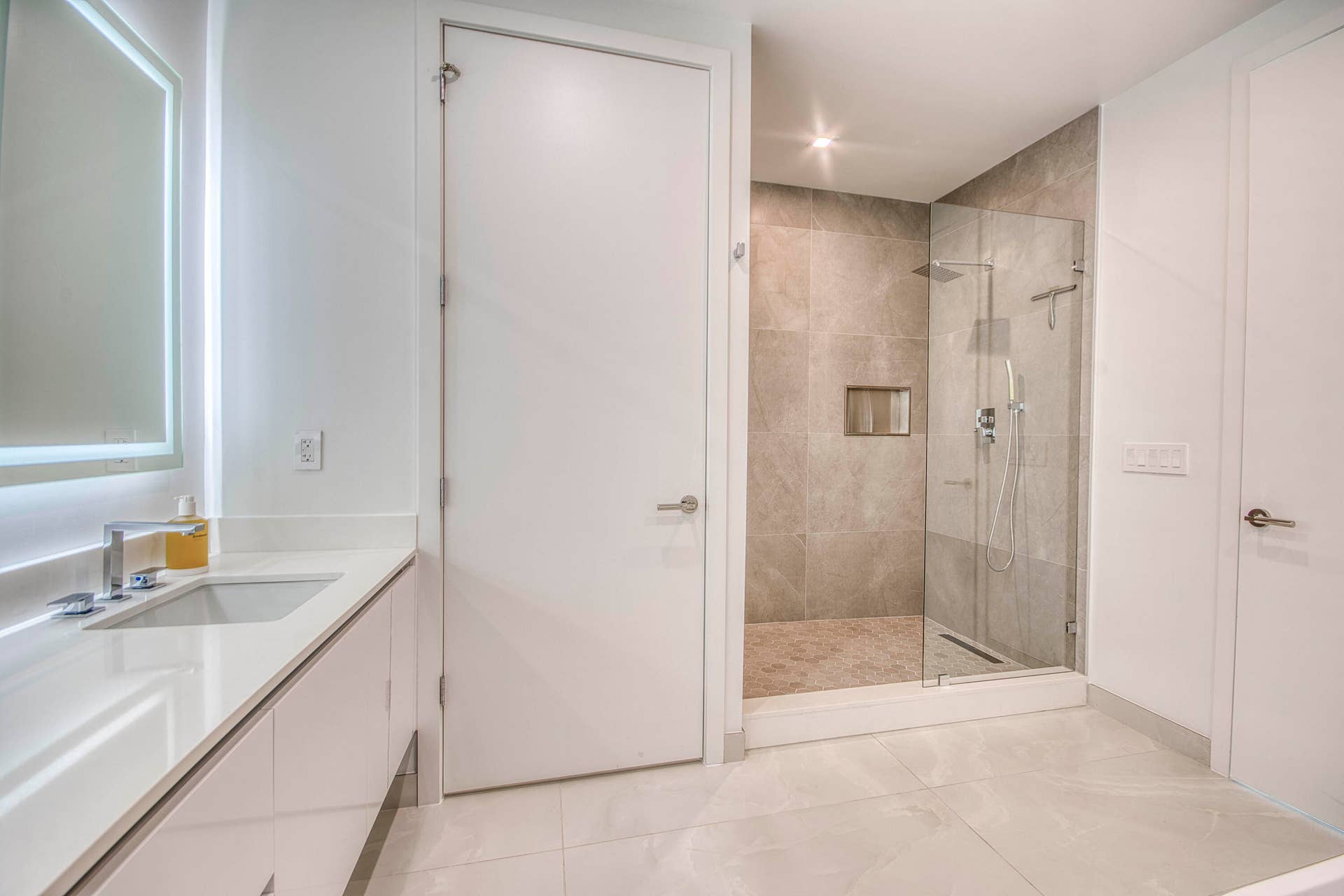 220 Lake Shore Drive, #813, West Palm Beach, FL 33403 Primary Bath