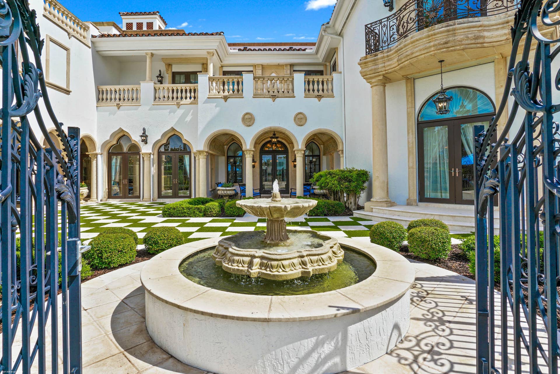 370 Eagle Drive, Jupiter, FL 33477 Fountain