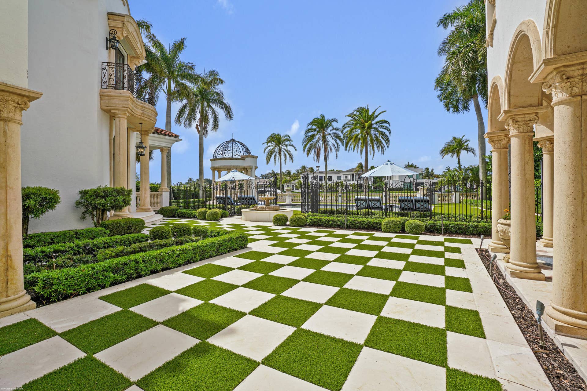 370 Eagle Drive, Jupiter, FL 33477 Courtyard