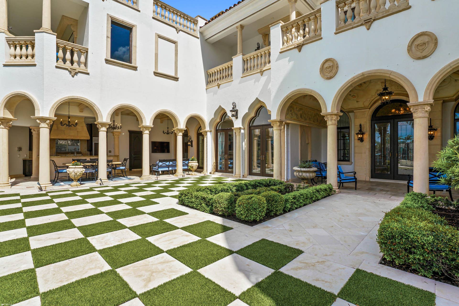 370 Eagle Drive, Jupiter, FL 33477 Courtyard