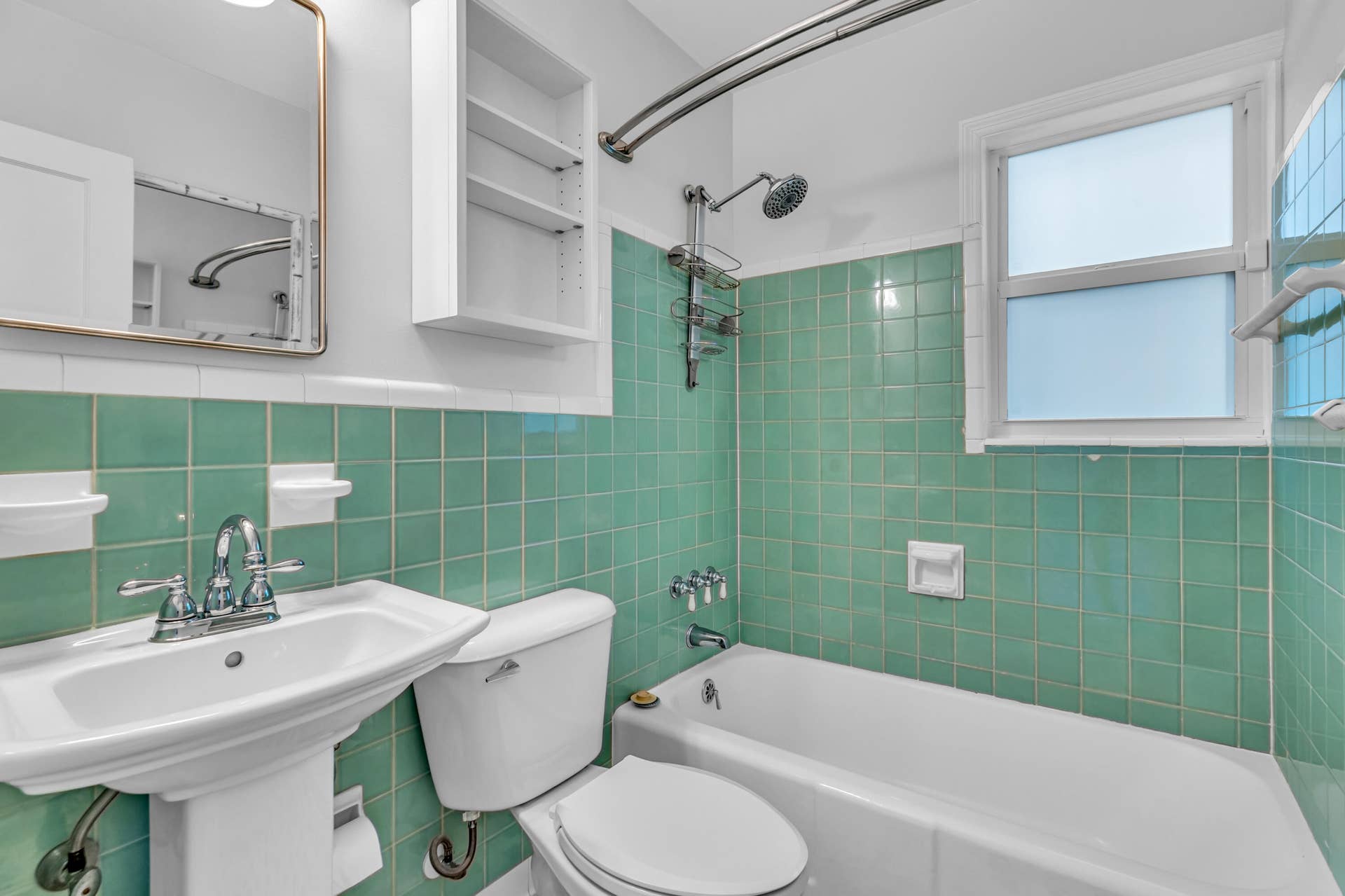 21 - Hall Bathroom