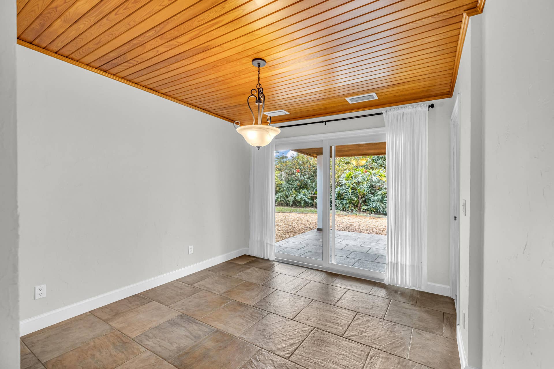 06 - Dining Room