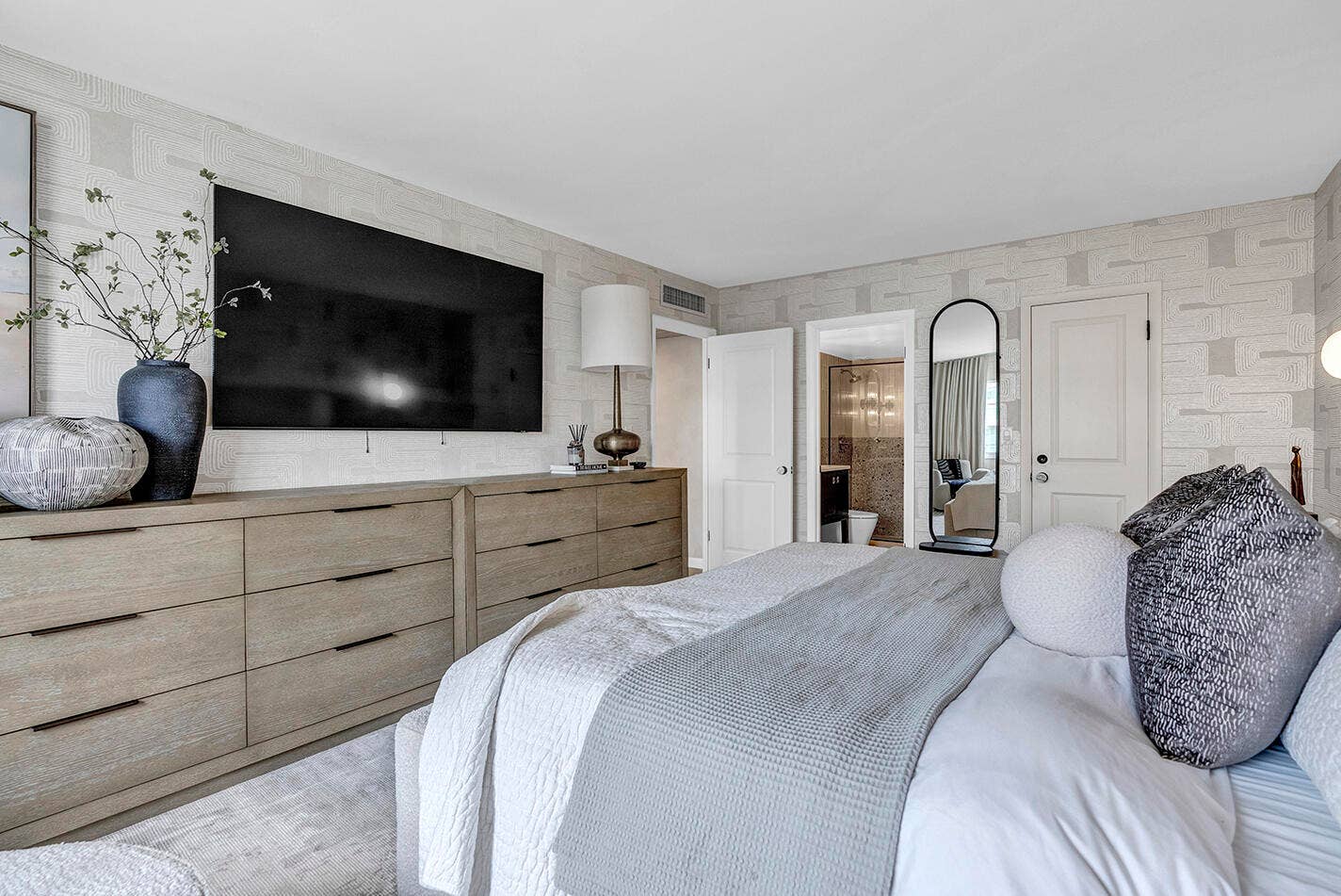 340 SUNSET Drive, #505, Fort Lauderdale, Fort Lauderdale, FL 33301 Primary bedroom