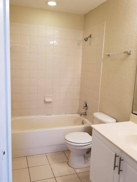 984 LUCAYA Drive, Riviera Beach, FL 33404 Bathroom hallway