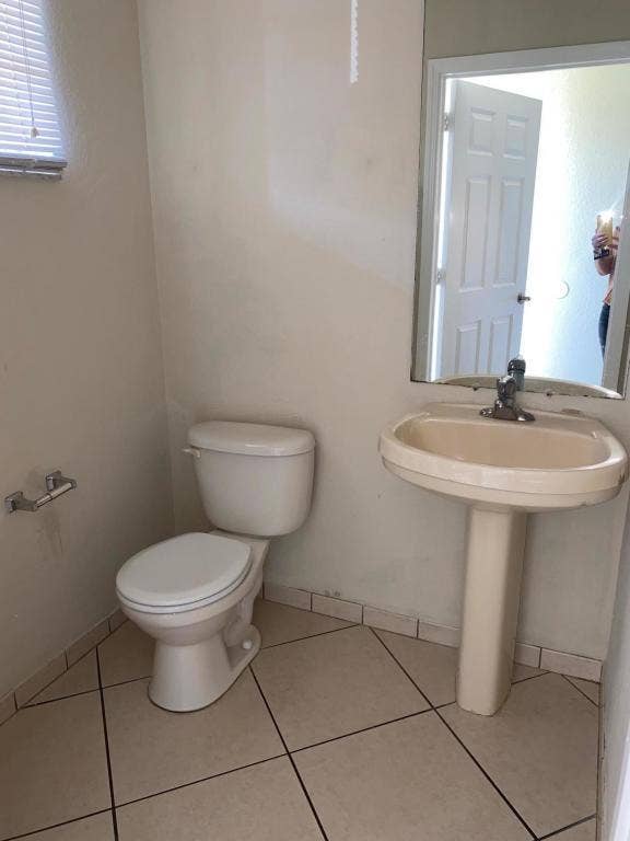 984 LUCAYA Drive, Riviera Beach, FL 33404 Half bathroom