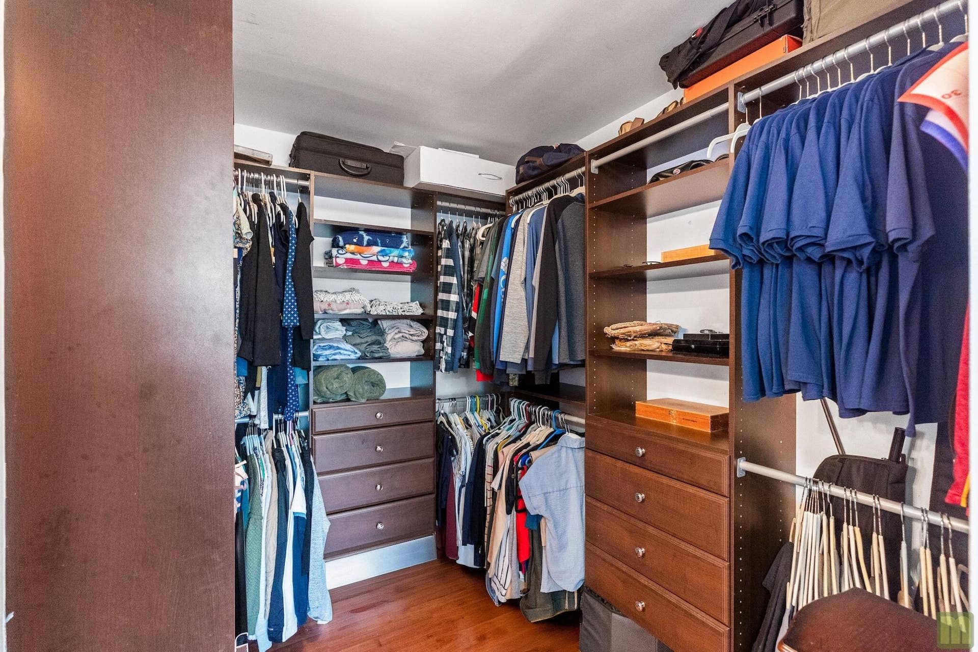26 bed1-closet