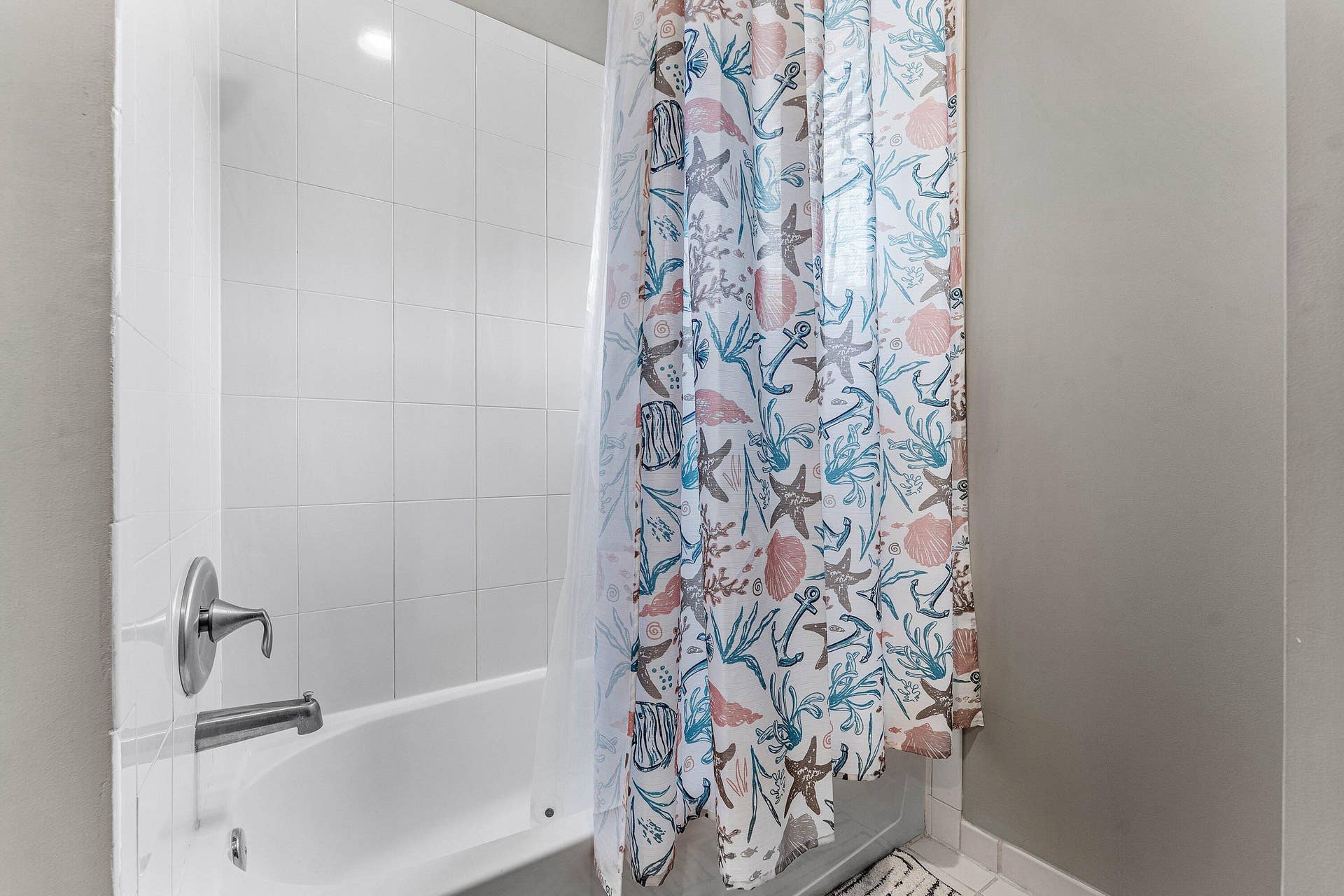 115 VIA POINCIANA Lane, Boca Raton, FL 33487 Guest bathroom upstairs