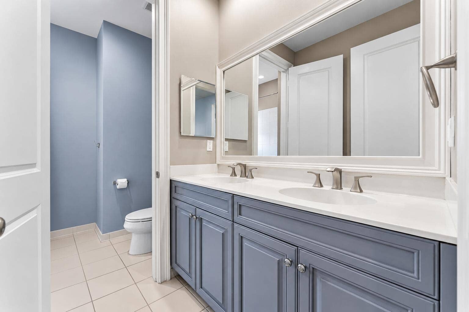 115 VIA POINCIANA Lane, Boca Raton, FL 33487 Guest bathroom upstairs with double vanity