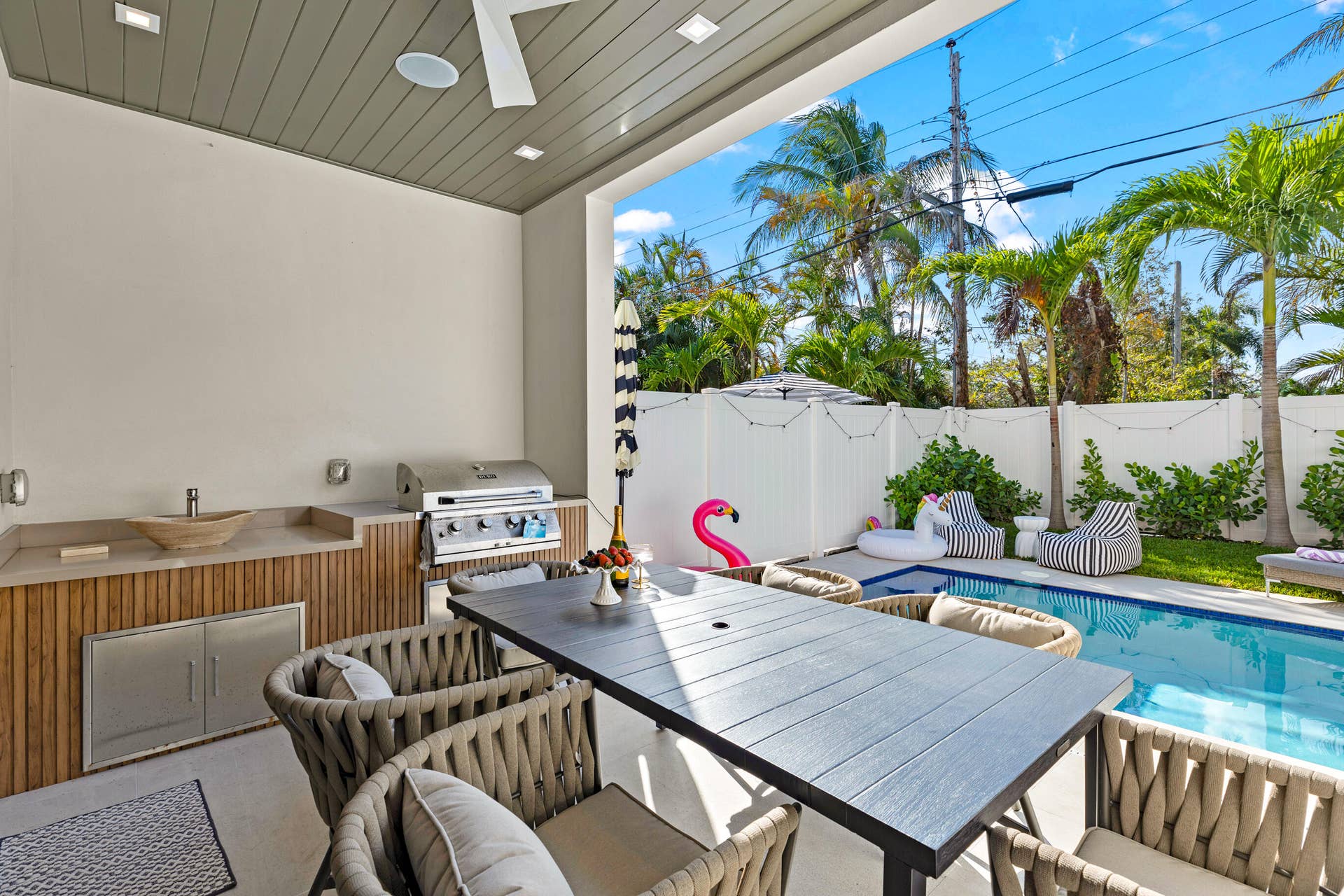 1207 NE 11th Avenue, Fort Lauderdale, FL 33304 20241222-20241222-CW5A1484