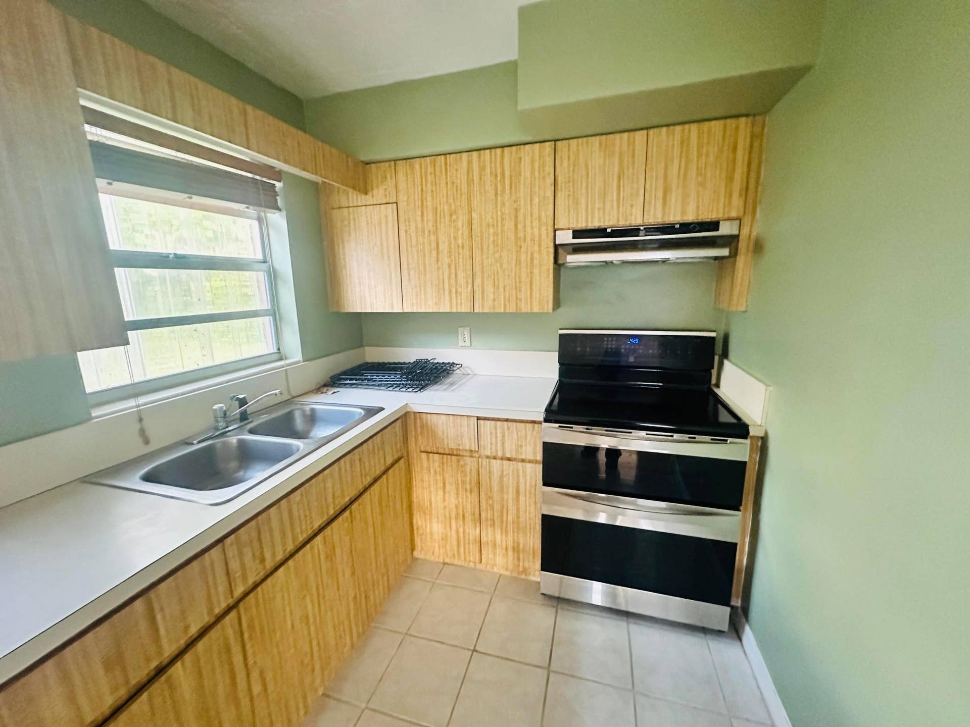 1572 W 10th Street, Riviera Beach, FL 33404 Kitchen