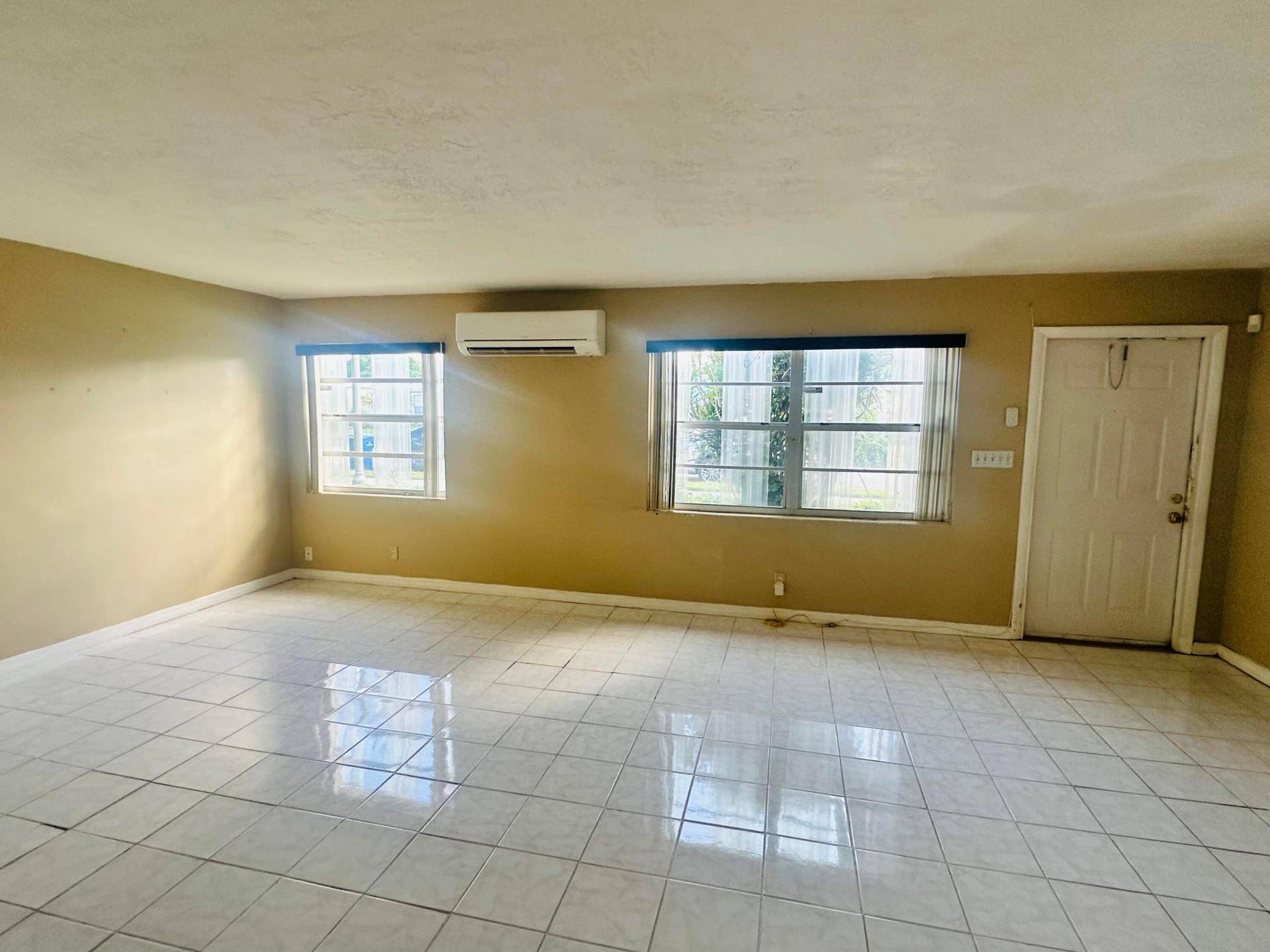 1572 W 10th Street, Riviera Beach, FL 33404 Living room