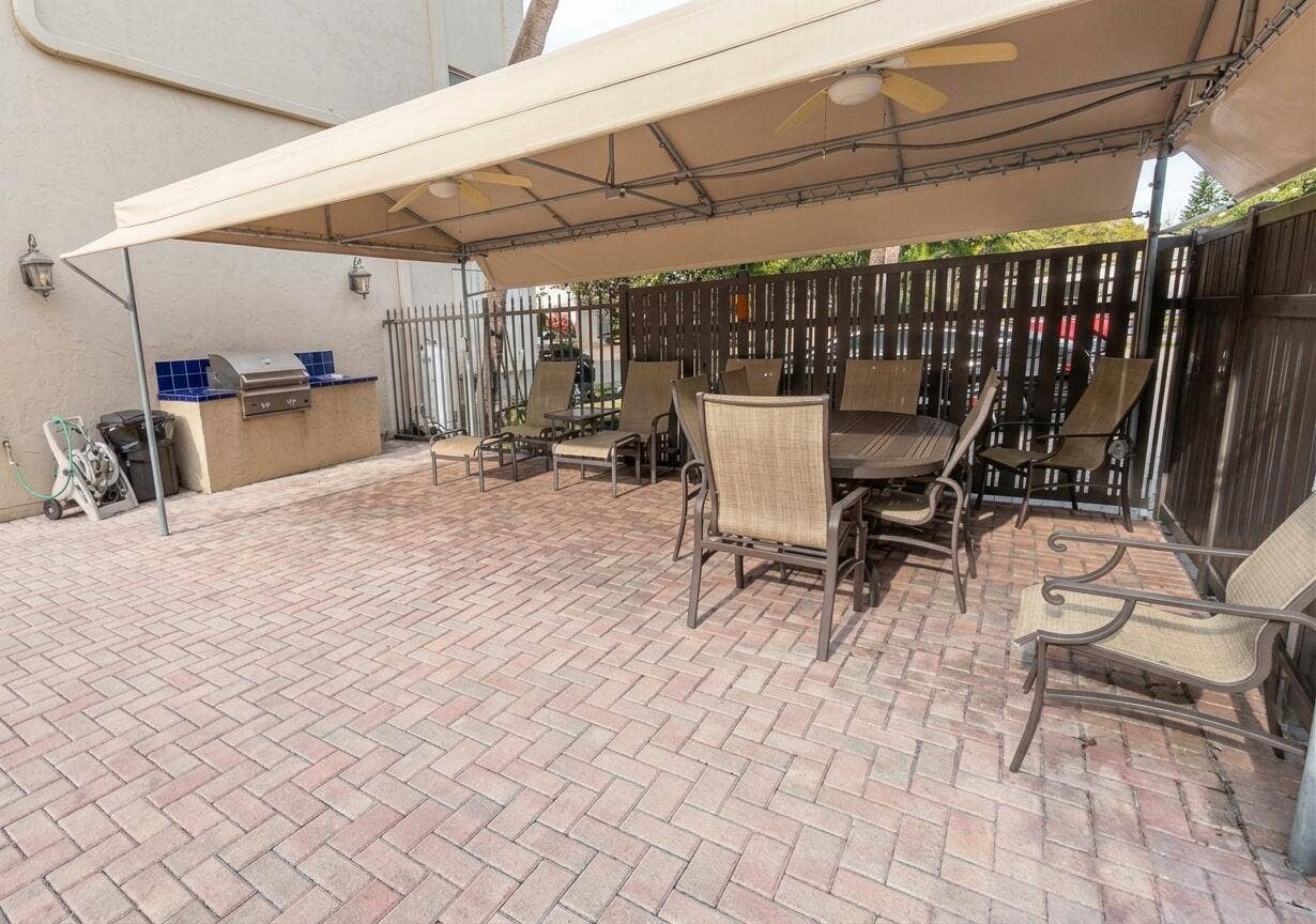 615 NE 12th Avenue, #310, Fort Lauderdale, FL 33304 Pool deck and grill
