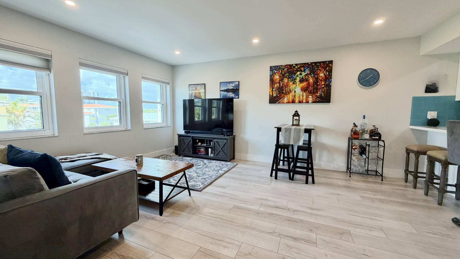 615 NE 12th Avenue, #310, Fort Lauderdale, FL 33304 Family room- -dining area kitchen counte