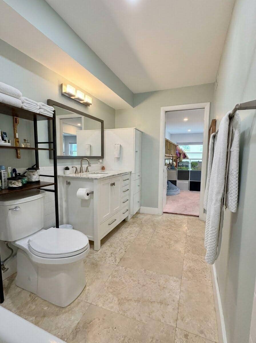 615 NE 12th Avenue, #310, Fort Lauderdale, FL 33304 Bathroom 1