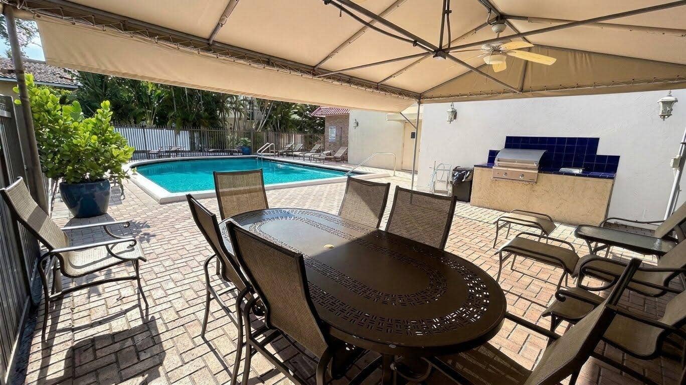 615 NE 12th Avenue, #310, Fort Lauderdale, FL 33304 Pool deck