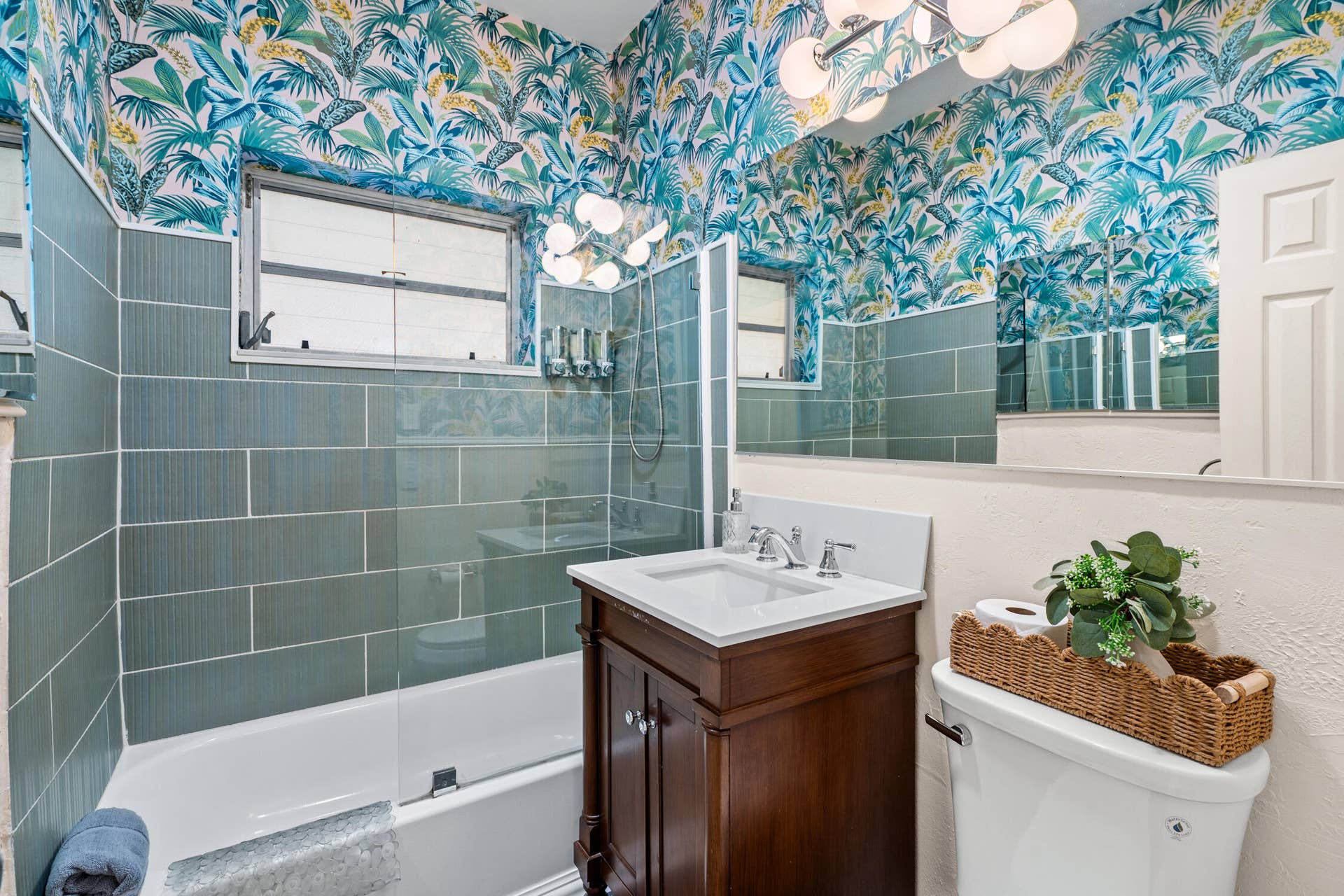 913 NE 2ND Court, Hallandale Beach, FL 33009 Hallandale Sunshine - Bathtub