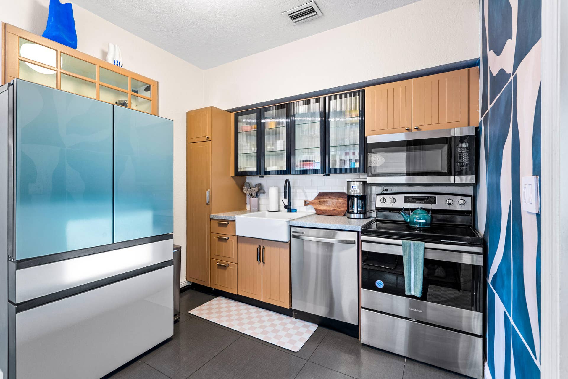 913 NE 2ND Court, Hallandale Beach, FL 33009 Hallandale Sunshine - Kitchen