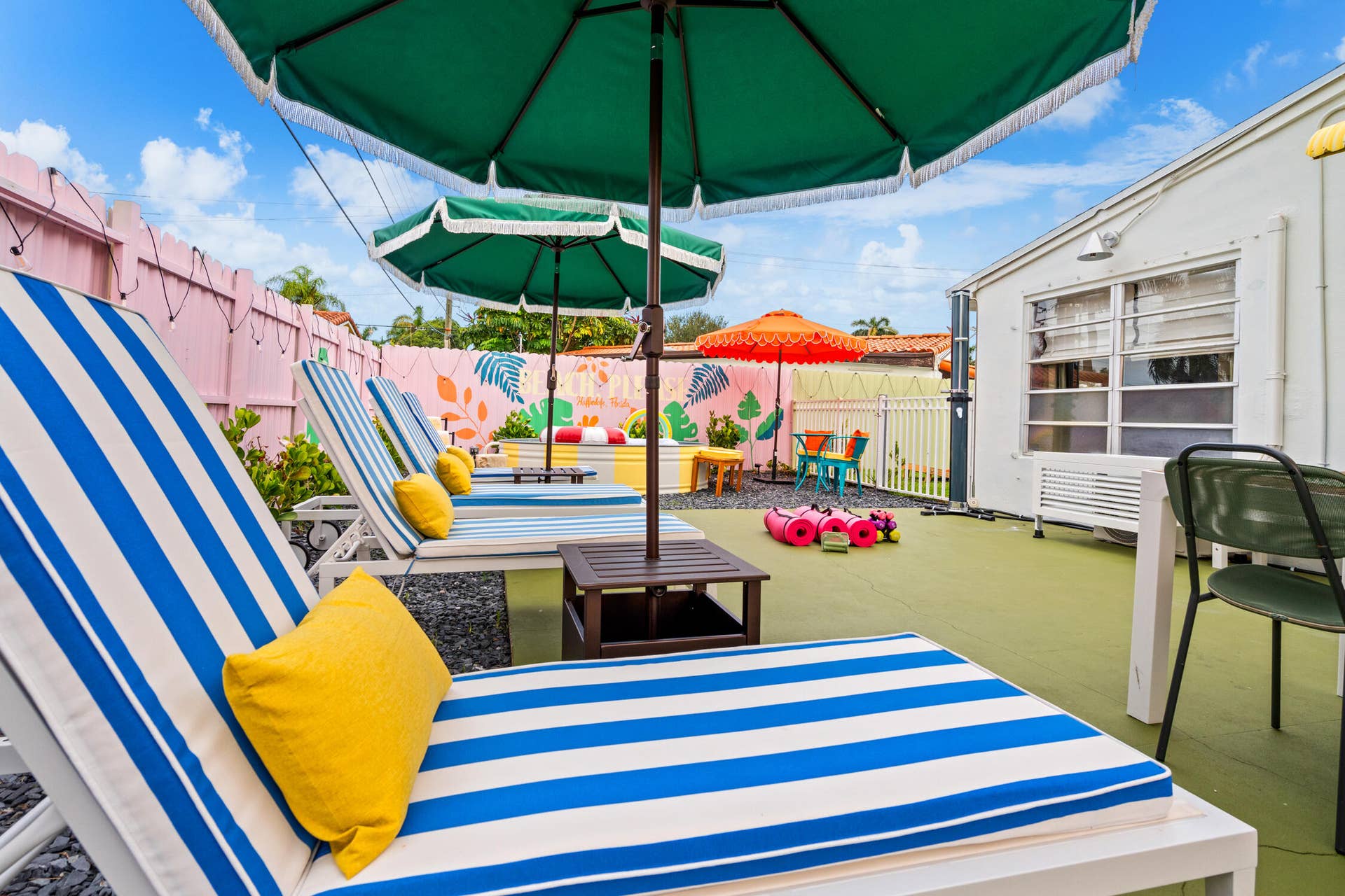 913 NE 2ND Court, Hallandale Beach, FL 33009 Hallandale Sunshine - Bench chairs and u