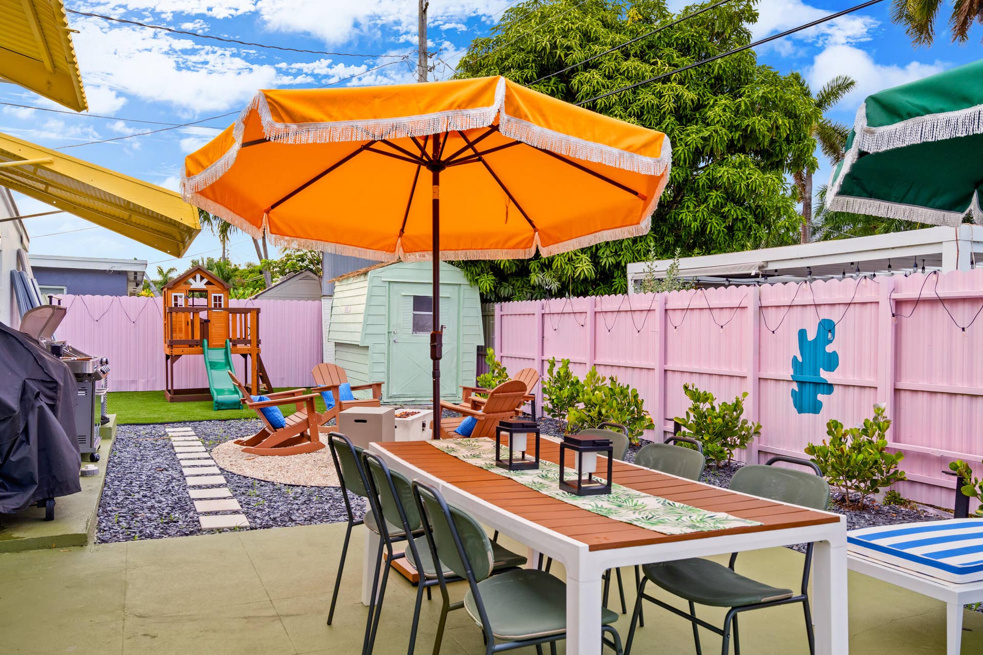913 NE 2ND Court, Hallandale Beach, FL 33009 Hallandale Sunshine - Outdoor Dining Are