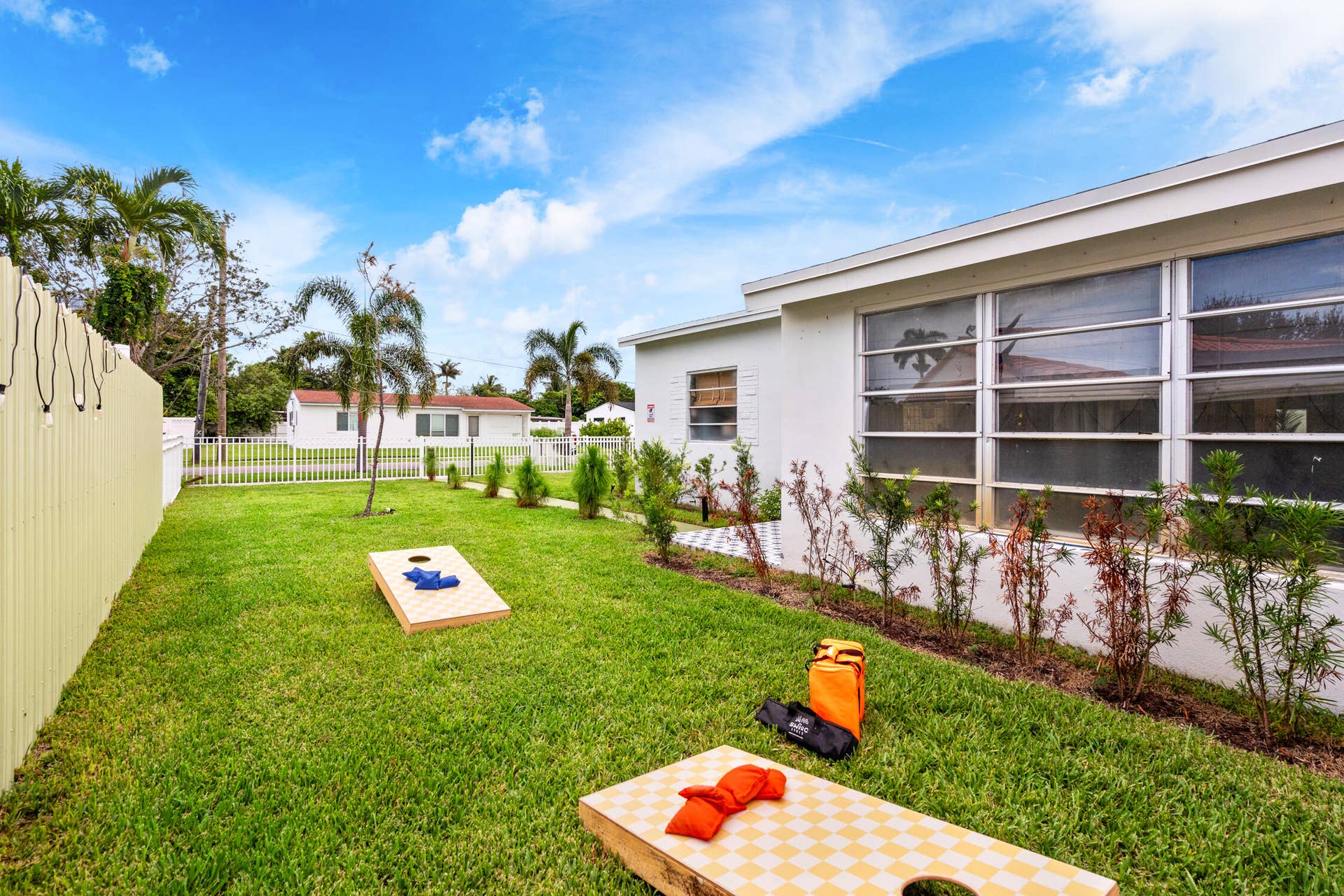 913 NE 2ND Court, Hallandale Beach, FL 33009 Hallandale Sunshine - Outdoor games (1)