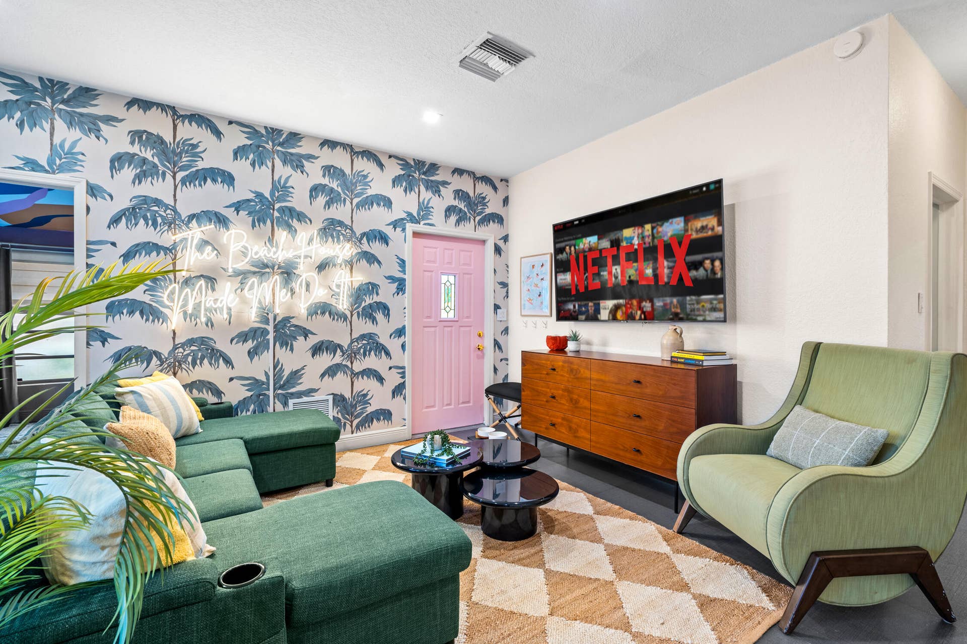 913 NE 2ND Court, Hallandale Beach, FL 33009 Hallandale Sunshine - Living room (3)