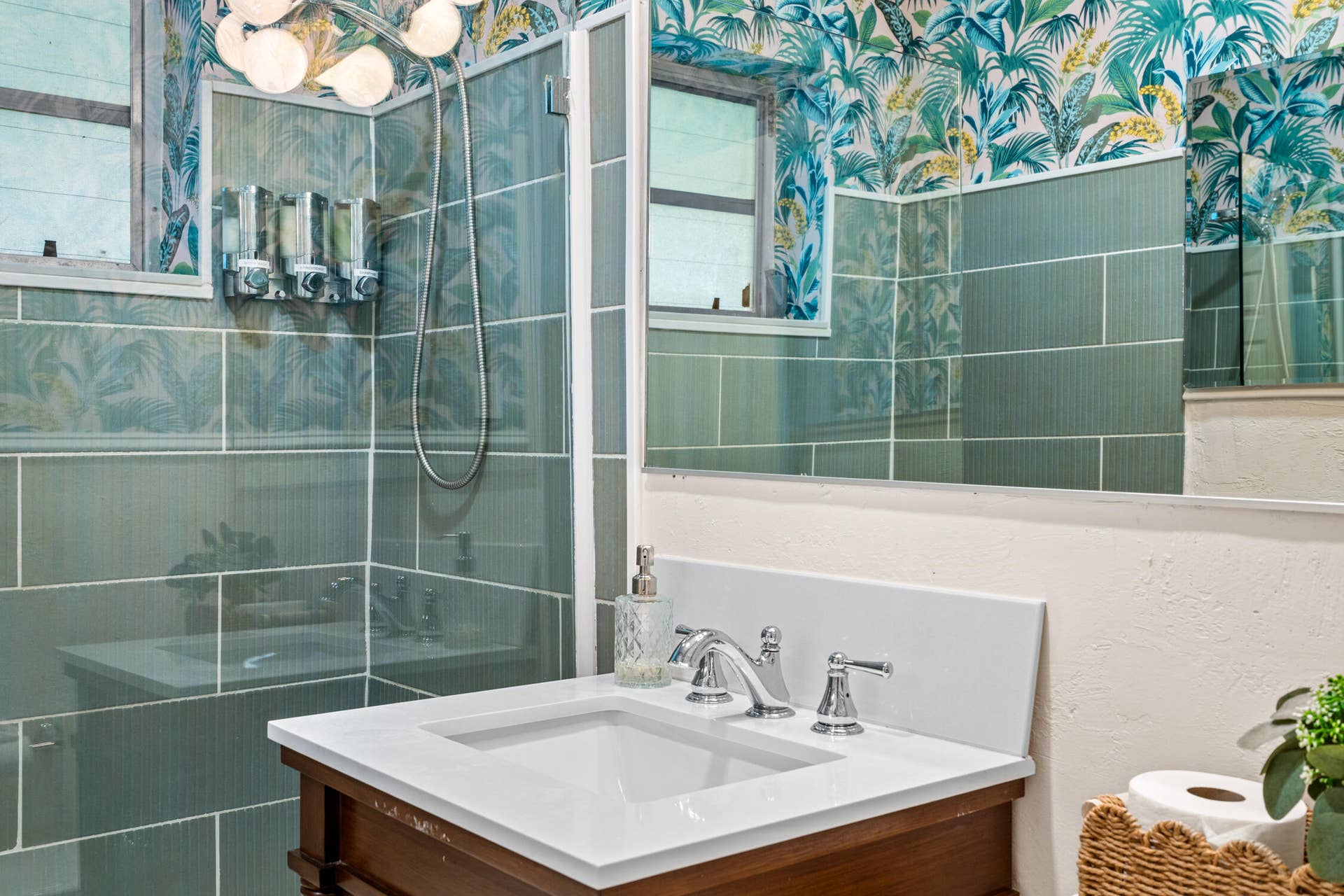 913 NE 2ND Court, Hallandale Beach, FL 33009 Hallandale Sunshine - Bathroom