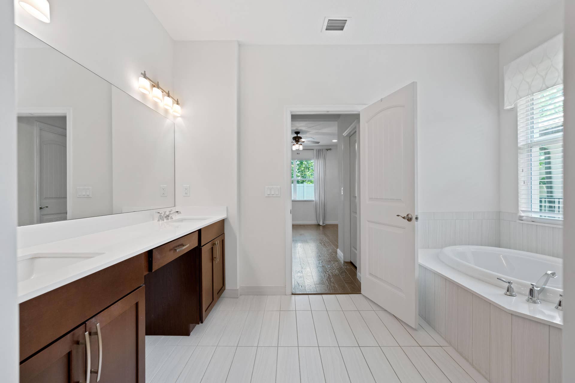Dual sinks & Roman Tub